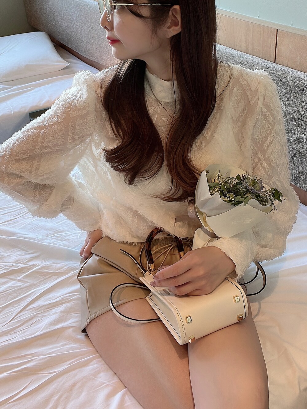 「ほめられ本命コーデ、大人カジュアル、カジュアル、パンツスタイル、春服コーデ、大人かわいい、春コーデ、シンプルスタイル、今日のコーデ、キレイめコーデ、パンツコーデ、お出かけコーデ、ホワイト、淡色コーデ、休日コーデ」｜「BooBreathsの【BooBreaths】ange's フェザーブラウス  ¥4,200(税込)（シャツ/ブラウス、ホワイト系）」を使った、himari_babeさん（レディース・160cm）の冬コーディネートの1枚目の写真