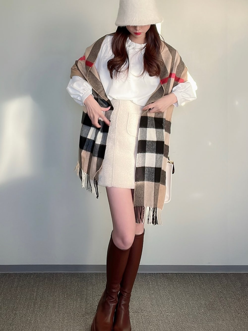 「ootd、大人コーデ、カジュアルコーデ、着回しコーデ、休日スタイル、おでかけコーデ、キレイめ、今日のコーデ、春服、春コーデ、スカートコーデ、春先取り、オトナ女子、ブーツスタイル、boots」｜「BooBreathsの【BooBreaths】フロントポケット ミニスカート（スカート、ホワイト系）」を使った、himari_babeさん（レディース・160cm）の冬コーディネートの1枚目の写真