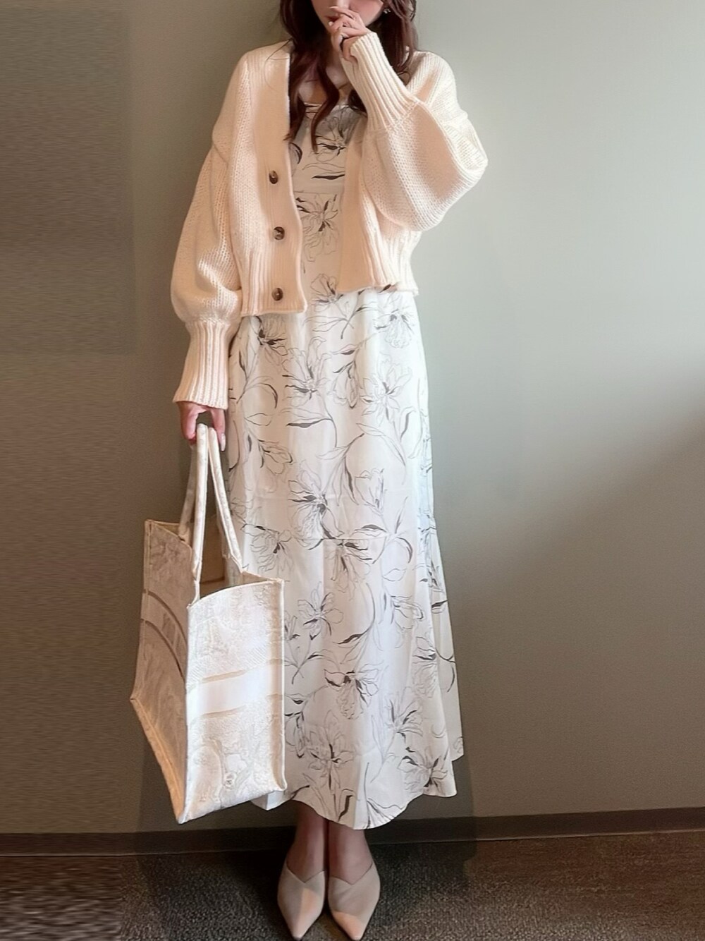 「WEARハロウィン2022、秋服、休日コーデ、カジュアル、オトナ女子、秋コーデ、大人かわいい、今日のコーデ、プチプラ、ootd、骨格ストレート、秋服コーデ、ニット、お出かけコーデ、カーディガン」｜「SNIDELのSustainableローゲージカーディガン（カーディガン/ボレロ、オレンジ系）」を使った、himari_babeさん（レディース・160cm）の秋コーディネートの1枚目の写真
