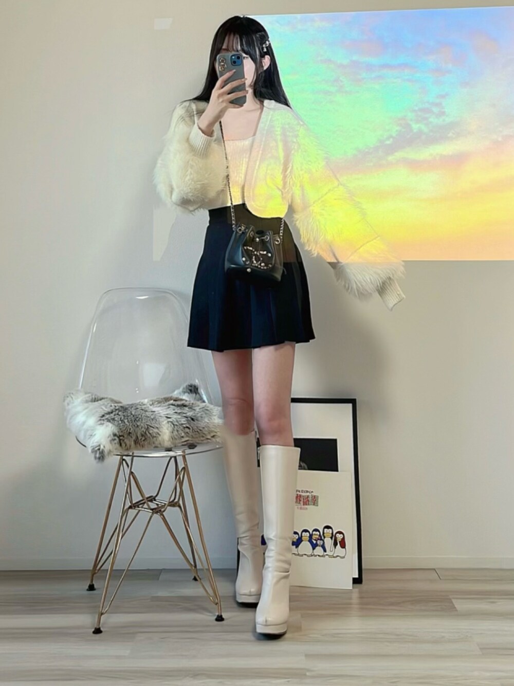 「春ファッション、シンプルコーデ、春服コーデ、骨格ストレート、骨格ストレート映える服、ミニスカート、モノトーンコーデ、ロングブーツ、ロングブーツコーデ」｜「GRLのアイテム（スカート、ブラック系）」を使った、himari_babeさん（レディース・160cm）の春コーディネートの1枚目の写真