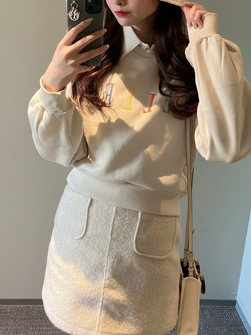 「春色、今日のコーデ、キレイめカジュアル、おでかけコーデ、カジュアルコーデ、春夏コーデ、春、ビビッドカラー、リラックススタイル、バケットハット、ホワイト、シャツコーデ、シンプルコーデ、カジュアルガーリー、春コーデ」｜「BooBreathsの【BooBreaths】フロントポケット ミニスカート（スカート、ホワイト系）」を使った、himari_babeさん（レディース・160cm）の春コーディネートの1枚目の写真