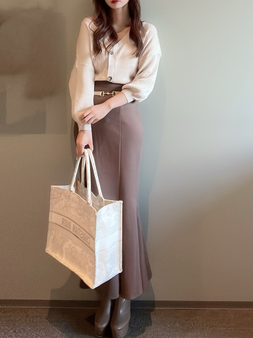 「WEARハロウィン2022、秋服、休日コーデ、カジュアル、オトナ女子、秋コーデ、大人かわいい、今日のコーデ、プチプラ、骨格ストレート、お出かけコーデ、ニット、カーディガン、冬コーデ、カーディガンコーデ」｜「GRLのリブVネックニットカーディガン[rut049] 色:オフベージュ ¥1,399（ニット/セーター、ベージュ系）」を使った、himari_babeさん（レディース・160cm）の秋コーディネートの1枚目の写真