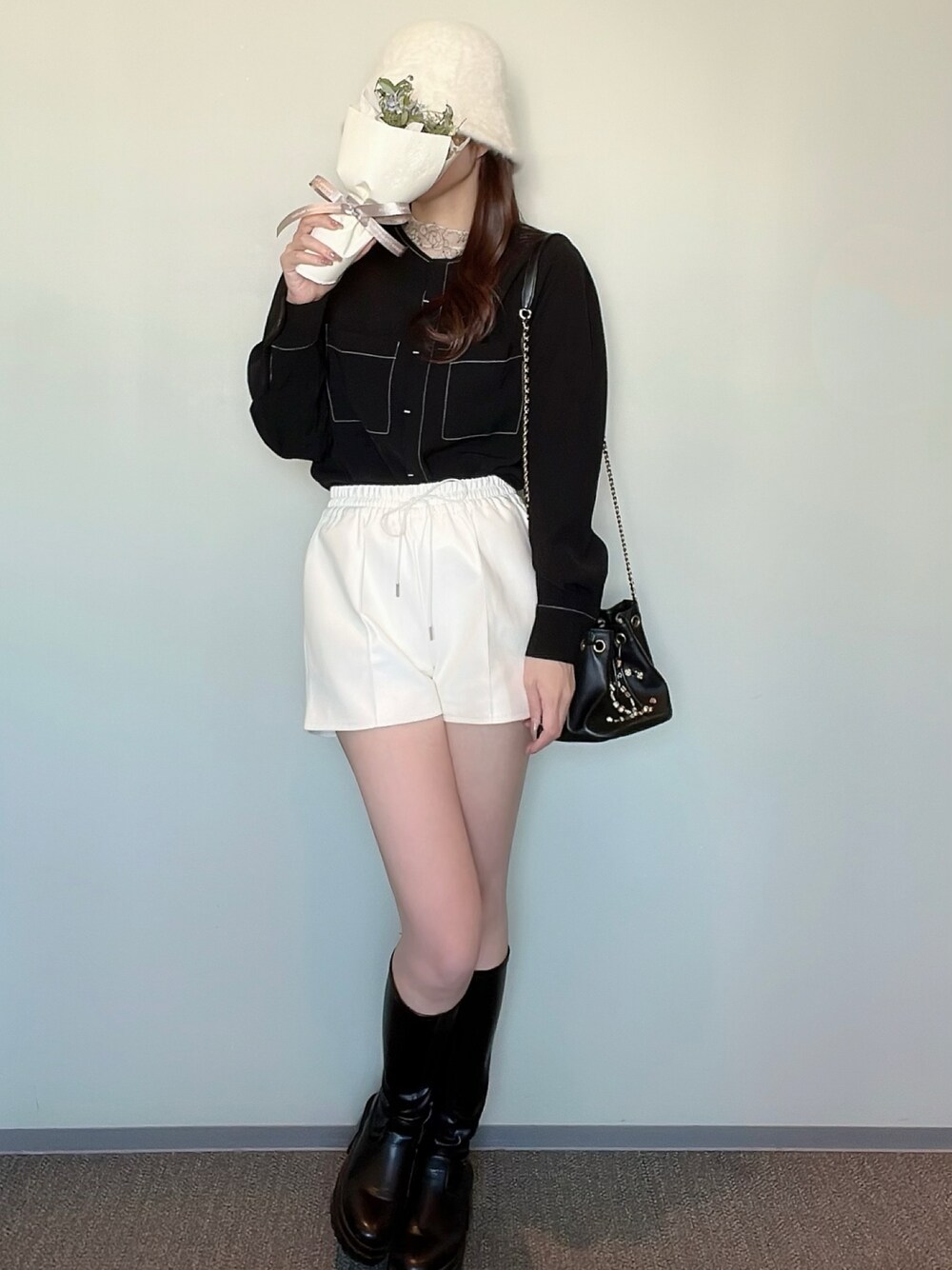 「春服デビュー宣言、春服、春、休日スタイル、オトナカジュアル、お出かけコーデ、春服みてみて、シンプル、パンツコーデ、モノトーンコーデ、大人可愛い」｜「BooBreathsの【BooBreaths】ストレート レザーショートパンツ ベージュ ¥5,600(税込)（その他パンツ、ベージュ系）」を使った、himari_babeさん（レディース・160cm）の春コーディネートの1枚目の写真