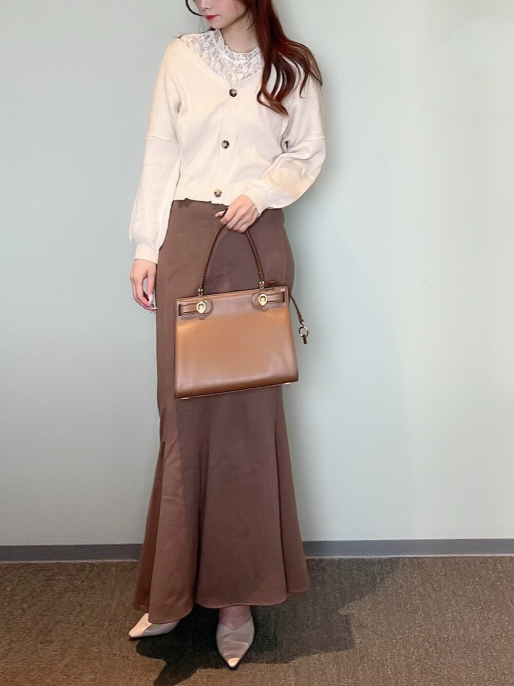 「大人コーデ、秋服準備はじめました、秋カラー、オトナ女子、着回しコーデ、オトナカジュアル、秋コーデ、プチプラコーデ、リラックススタイル、秋のコーデ、ゆるコーデ、淡色コーデ、秋先取りコーデ、ベージュコーデ、ブラウンコーデ」｜「LAUIRのスリットマーメイドロングスカート（スカート、ブラウン系）」を使った、himari_babeさん（レディース・160cm）の秋コーディネートの1枚目の写真