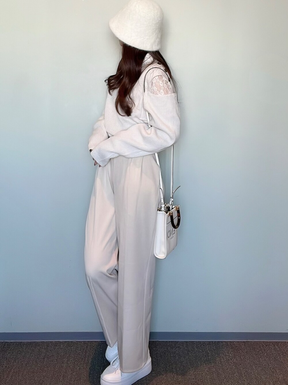 「休日コーデ、大人女子、春服コーデ、今日のコーデ、オトナカジュアル、おでかけコーデ、ゆるコーデ、おしゃれさんと繋がりたい、ootd、パンツコーデ、キレイめコーデ、シンプル、プチプラコーデ、シンプルコーデ、プチプラ」｜「Louereの【取り外し可】ワイドサスペンダーハイウエストパンツ（その他パンツ、ホワイト系）」を使った、himari_babeさん（レディース・160cm）の冬コーディネートの1枚目の写真