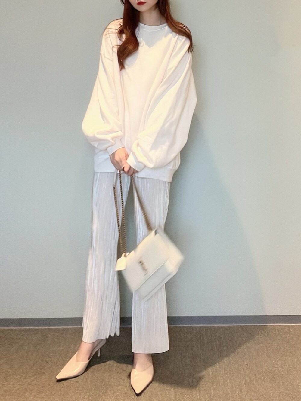 「WEARハロウィン2022、秋服、休日コーデ、カジュアル、オトナ女子、秋コーデ、大人かわいい、今日のコーデ、プチプラ、骨格ストレート、秋服コーデ、ワントーンコーデ、スウェット、GRL、grlコーデ」｜「GRLのオーバーサイズスウェットトップス（スウェット、ホワイト系）」を使った、himari_babeさん（レディース・160cm）の秋コーディネートの1枚目の写真