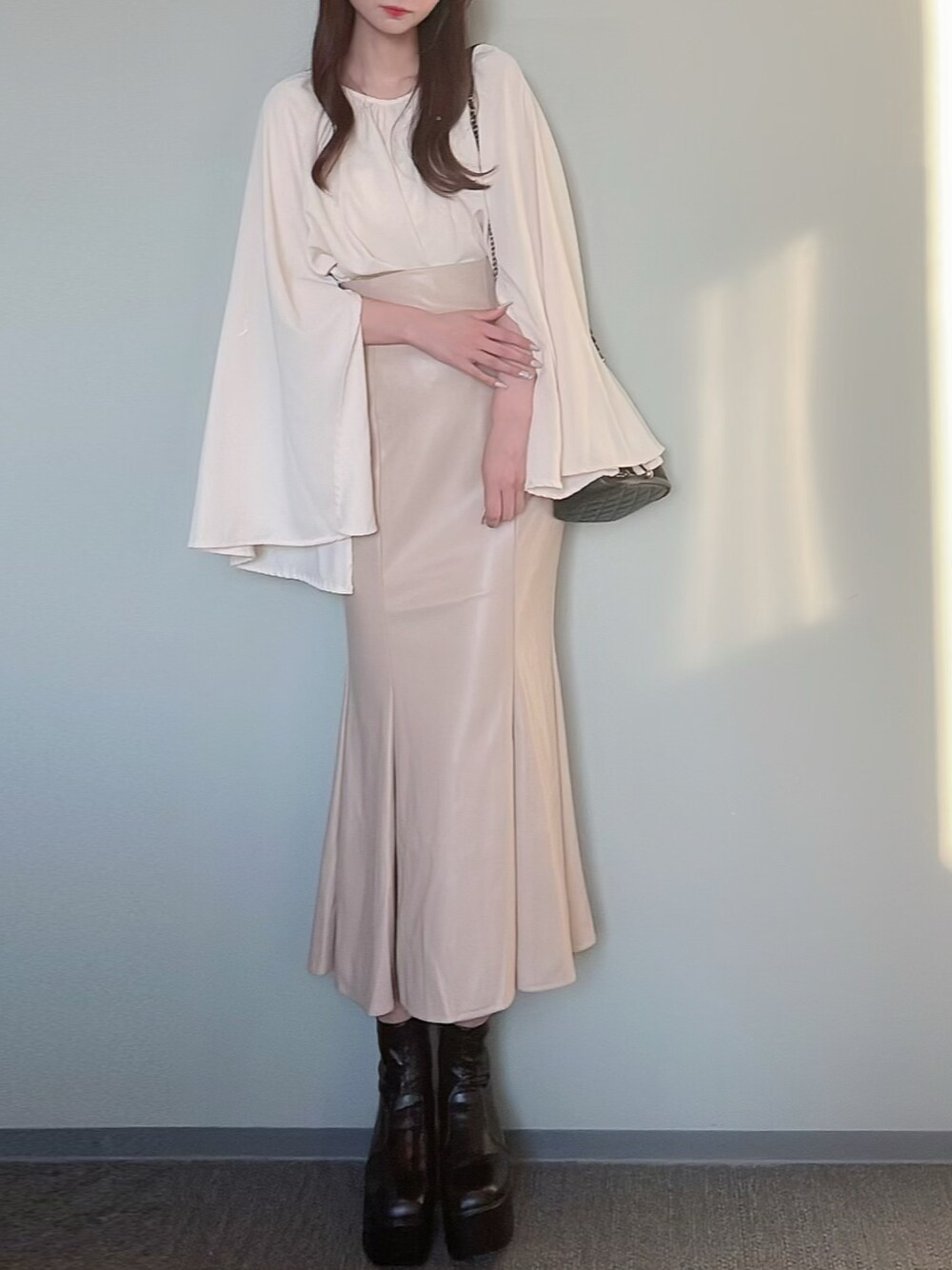 「WEARハロウィン2022、秋服、休日コーデ、カジュアル、秋コーデ、オトナ女子、大人かわいい、今日のコーデ、おしゃれさんと繋がりたい、骨格ストレート、淡色コーデ、マーメイドスカート、淡色女子、淡色、秋冬コーデ」｜「JUNOAHのPUレザーマーメイドスカート（スカート、ベージュ系）」を使った、himari_babeさん（レディース・160cm）の秋コーディネートの1枚目の写真