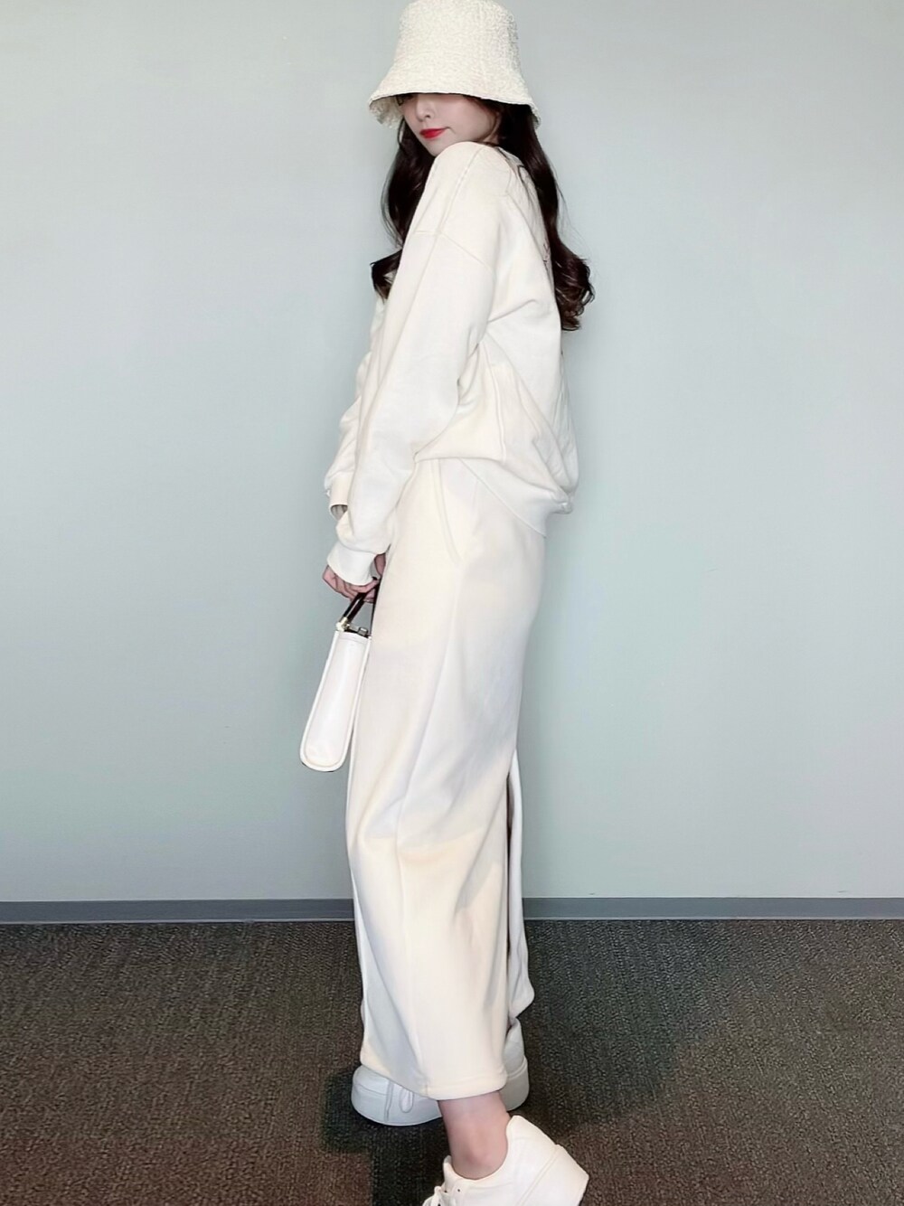 「オトナカジュアル、春服、カジュアルコーデ、楽チンコーデ、おしゃれさんと繋がりたい、ootd、スニーカーコーデ、モノトーンコーデ、春カラー、おでかけコーデ、今日のコーデ、ホワイトコーデ、韓国コーデ、白スニーカー、スウェットコーデ」｜「DHOLICのグロッシーリンクルバケットハット・全3色・d66889 色:ホワイト（ハット、ホワイト系）」を使った、himari_babeさん（レディース・160cm）の冬コーディネートの1枚目の写真