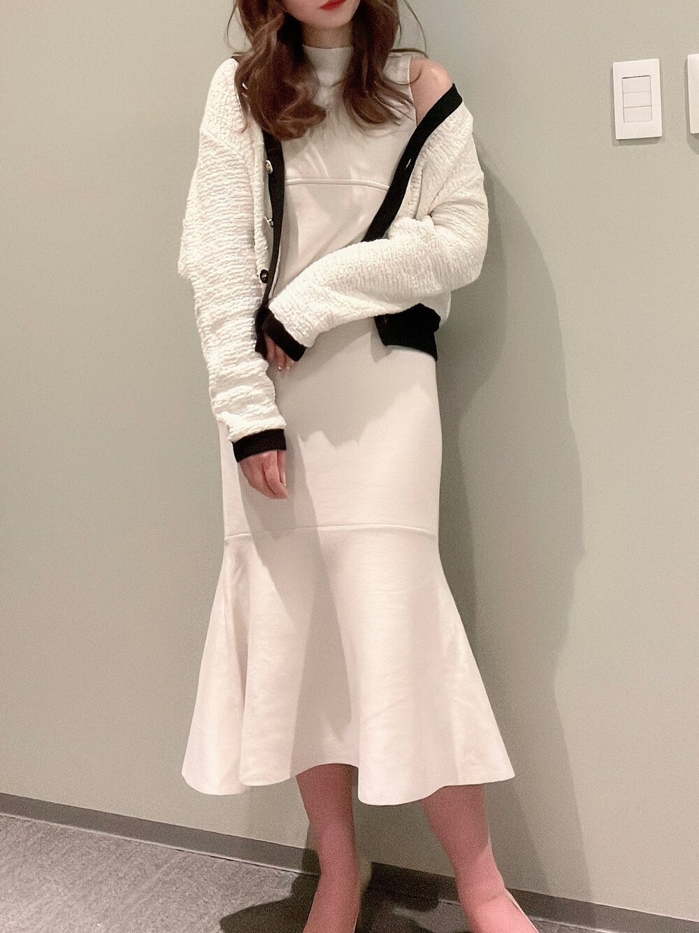 「春、今日のコーデ、オトナ女子、ゆるコーデ、おしゃれさんと繋がりたい、モノトーン、ティアードスカート、ニットスカート、ニットワンピース、春コーデ、春先取り、大人かわいい、snidel、マーキュリーデュオ(MERCURYDUO)、ootd」｜「SNIDELのSustainableニットツイードカーディガン（カーディガン/ボレロ、ホワイト系）」を使った、himari_babeさん（レディース・160cm）の冬コーディネートの1枚目の写真