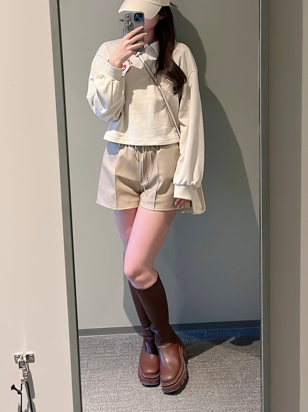 「春服デビュー宣言、春コーデ、休日スタイル、オトナカジュアル、春カラー、シンプル、春服、プチプラコーデ、今日のコーデ、ラクチンコーデ、大人カジュアル、ロゴスウェット、パステル映える春、淡色コーデ、キャップ女子」｜「BooBreathsの【BooBreaths】ストレート レザーショートパンツ ベージュ ¥5,600(税込)（その他パンツ、ベージュ系）」を使った、himari_babeさん（レディース・160cm）の春コーディネートの1枚目の写真