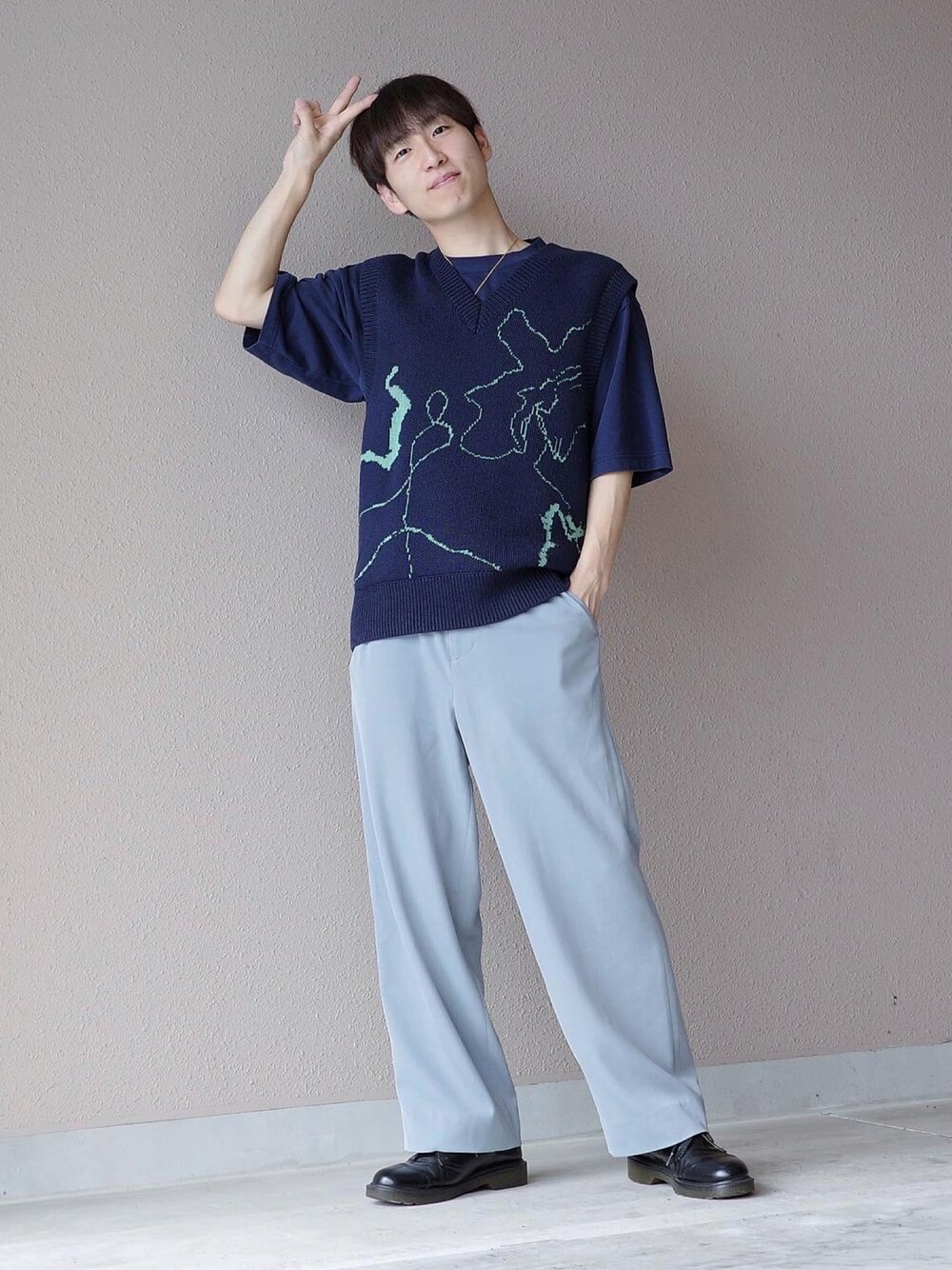 「POLICE、ポリス、ワントーンコーデ、今日のコーデ、スラックス」｜「POLICEの【POLICE】ポリス ＜piccolo collection＞ TOKEN ネックレス（ネックレス、ゴールド系）」を使った、Kazuさん（メンズ・165cm）の秋コーディネートの1枚目の写真