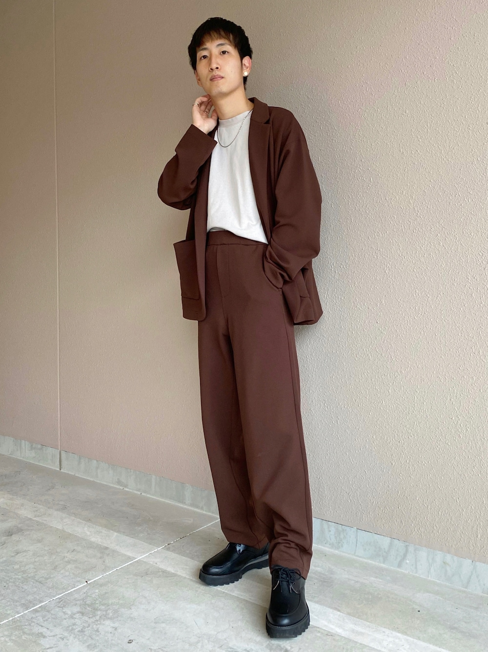 ブラウン系のその他パンツ、ブラウン系のテーラードジャケット、ホワイト系のTシャツ/カットソーを着用したメンズの秋コーディネートの1枚目の写真