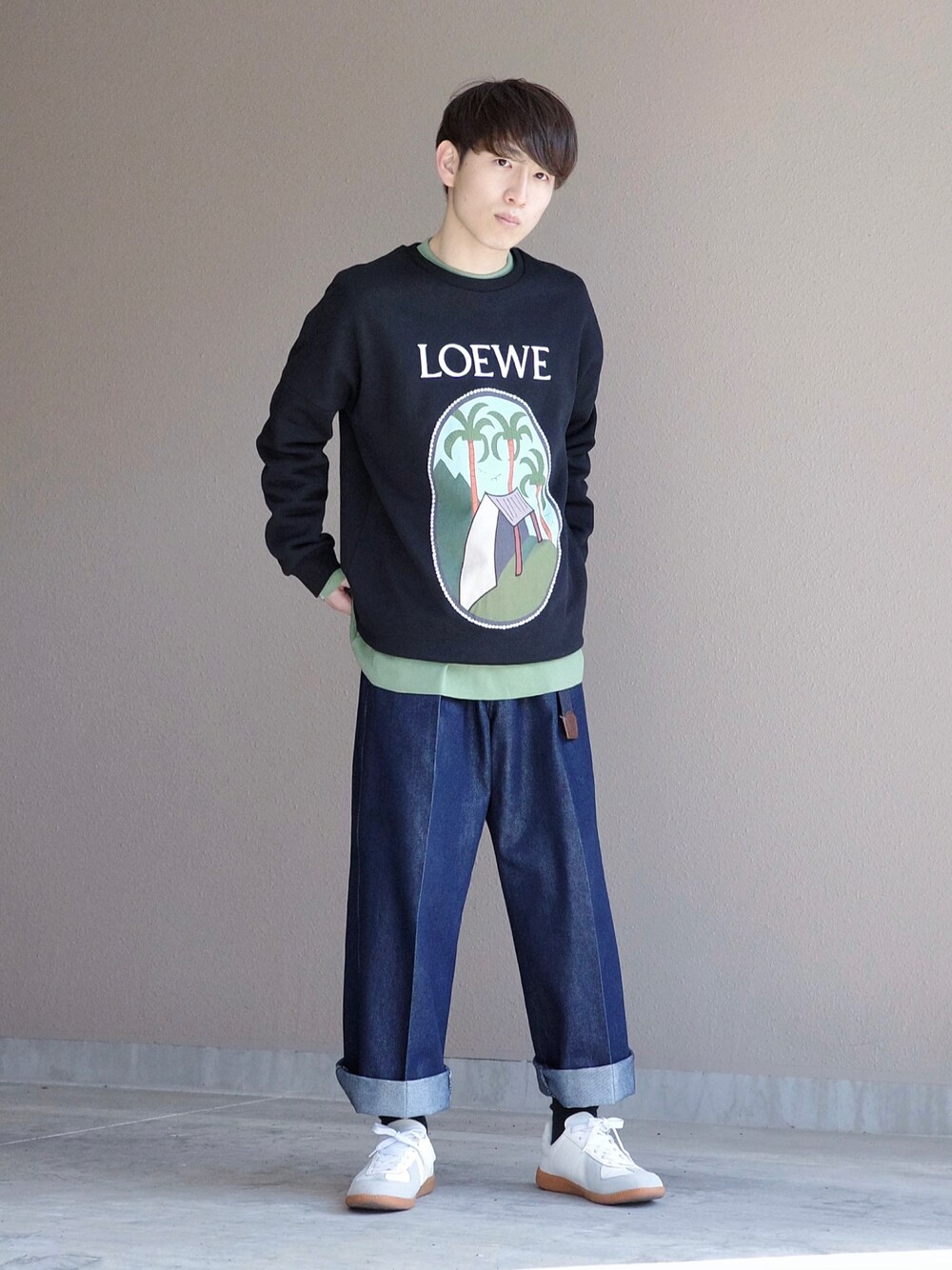 「スニーカー、ストリートコーデ、低身長、ストリートMIX、デニムパンツ、お洒落さんとつながりたい、グリーン」｜「LOEWEのアイテム（パーカー、ブラック系）」を使った、Kazuさん（メンズ・165cm）の春コーディネートの1枚目の写真