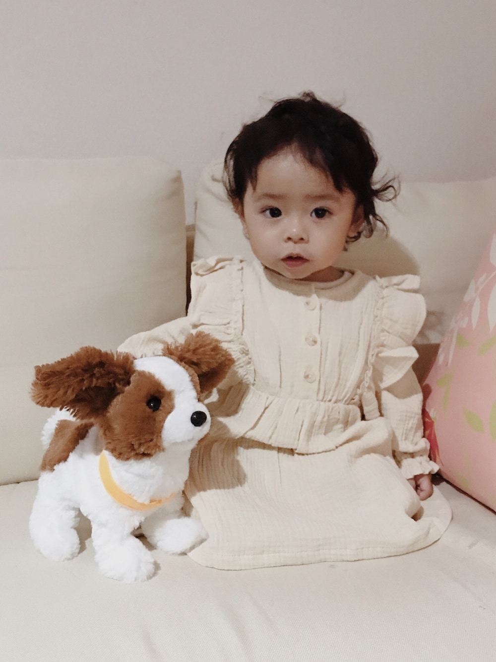 「カジュアルコーデ、キッズコーデ、かわいい、白ワンピース、白、赤ちゃん、赤ちゃんコーデ、1歳、ベビーコーデ、ベビー、女の子ファッション、女の子コーデ、女の子、ガーリー、ベビーファッション」｜「D.fesenseのガーゼラッフルワンピース（ワンピース、ホワイト系）」を使った、ちゅーてぃさん（キッズ・70cm）の冬コーディネートの1枚目の写真
