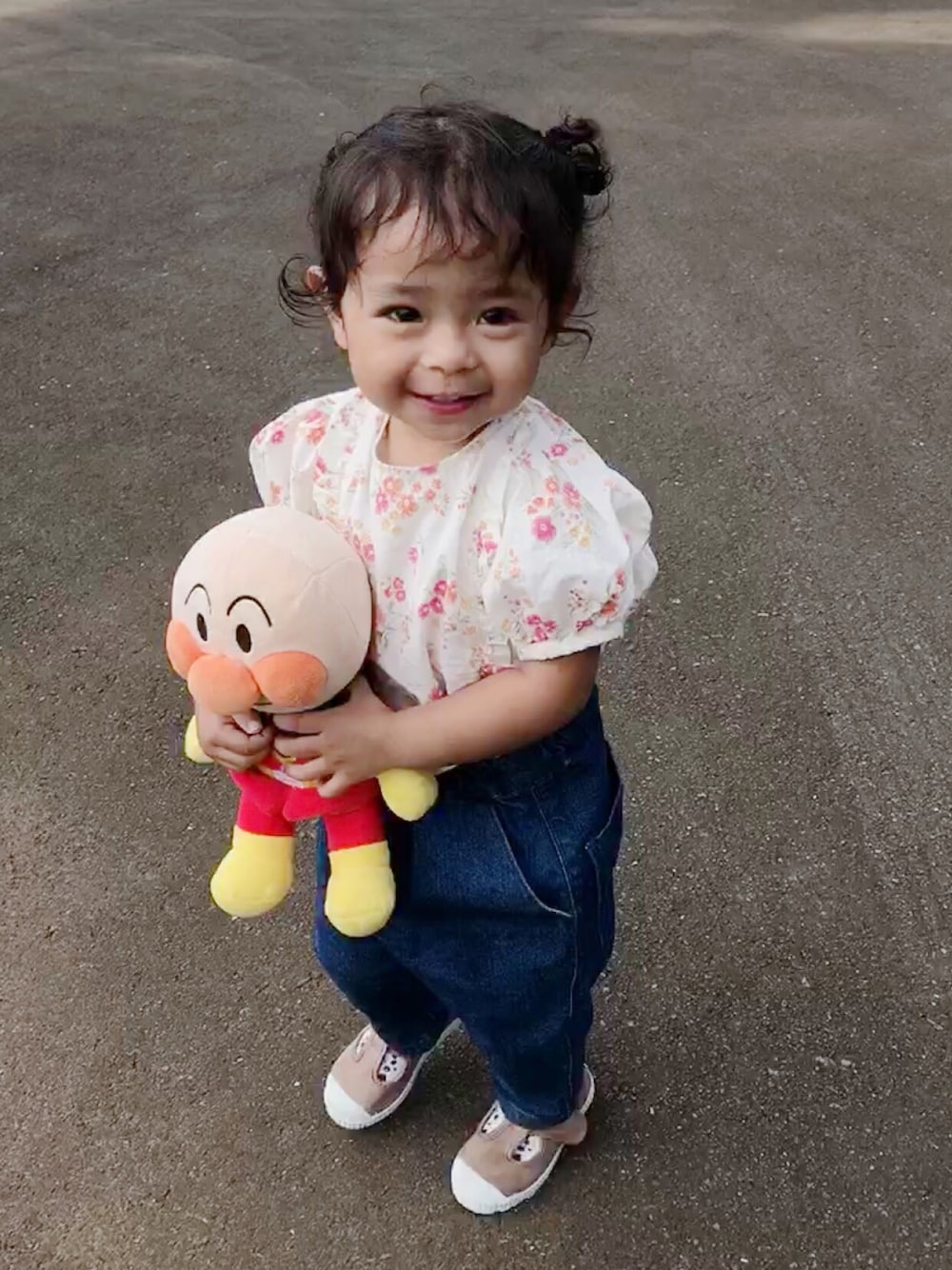 「秋服準備はじめました、プチプラコーデ、ベビーコーデ、赤ちゃんコーデ、赤ちゃん、休日コーデ、デニムパンツ、ベビーファッション、むすめ服、1歳、ベビー、カジュアルコーデ、休日スタイル、女の子、女の子コーデ」｜「BIG FIELDのロンバスパンツ（B-6757/80～150cm）（その他パンツ、ブルー系）」を使った、ちゅーてぃさん（キッズ・80cm）の秋コーディネートの1枚目の写真