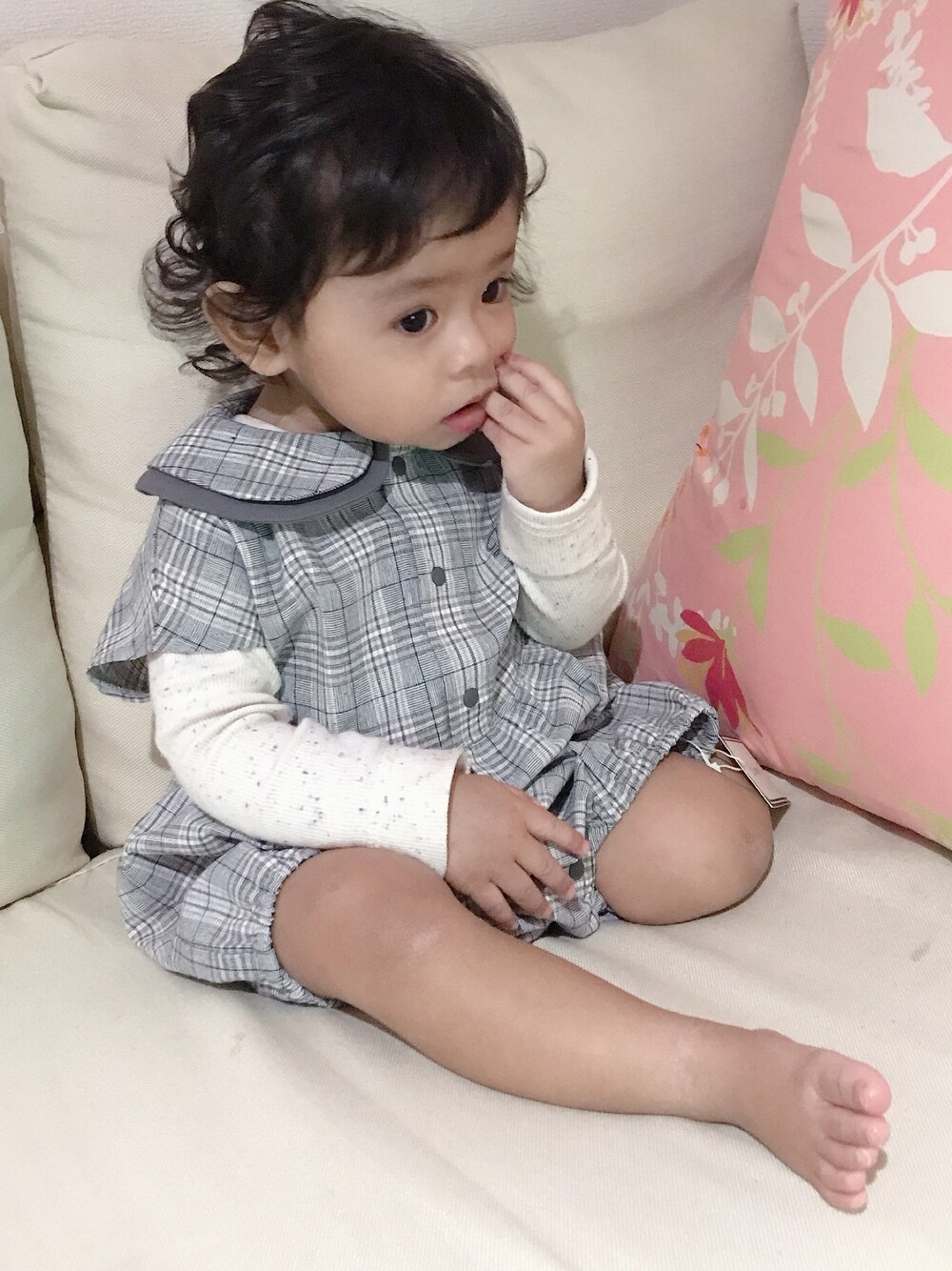 「カジュアルコーデ、キッズコーデ、女の子ファッション、ベビー、ベビーコーデ、ベビーファッション、1歳、娘コーデ、女の子ベビー、ロンパース、きちんとカジュアル」｜「D.fesenseの衿付きチェックボディ（ロンパース、グレー系）」を使った、ちゅーてぃさん（キッズ・70cm）の冬コーディネートの1枚目の写真