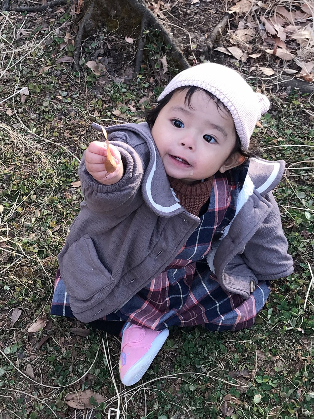 「プチプラ、秋冬コーデ、キッズコーデ、女の子、休日スタイル、むすめふく、ベビーコーデ、娘コーデ、おんなのこ、1歳、赤ちゃん、Branshes、西松屋」｜「Birthdayのアイテム（ニットキャップ/ビーニー、ピンク系）」を使った、ちゅーてぃさん（キッズ・80cm）の冬コーディネートの1枚目の写真