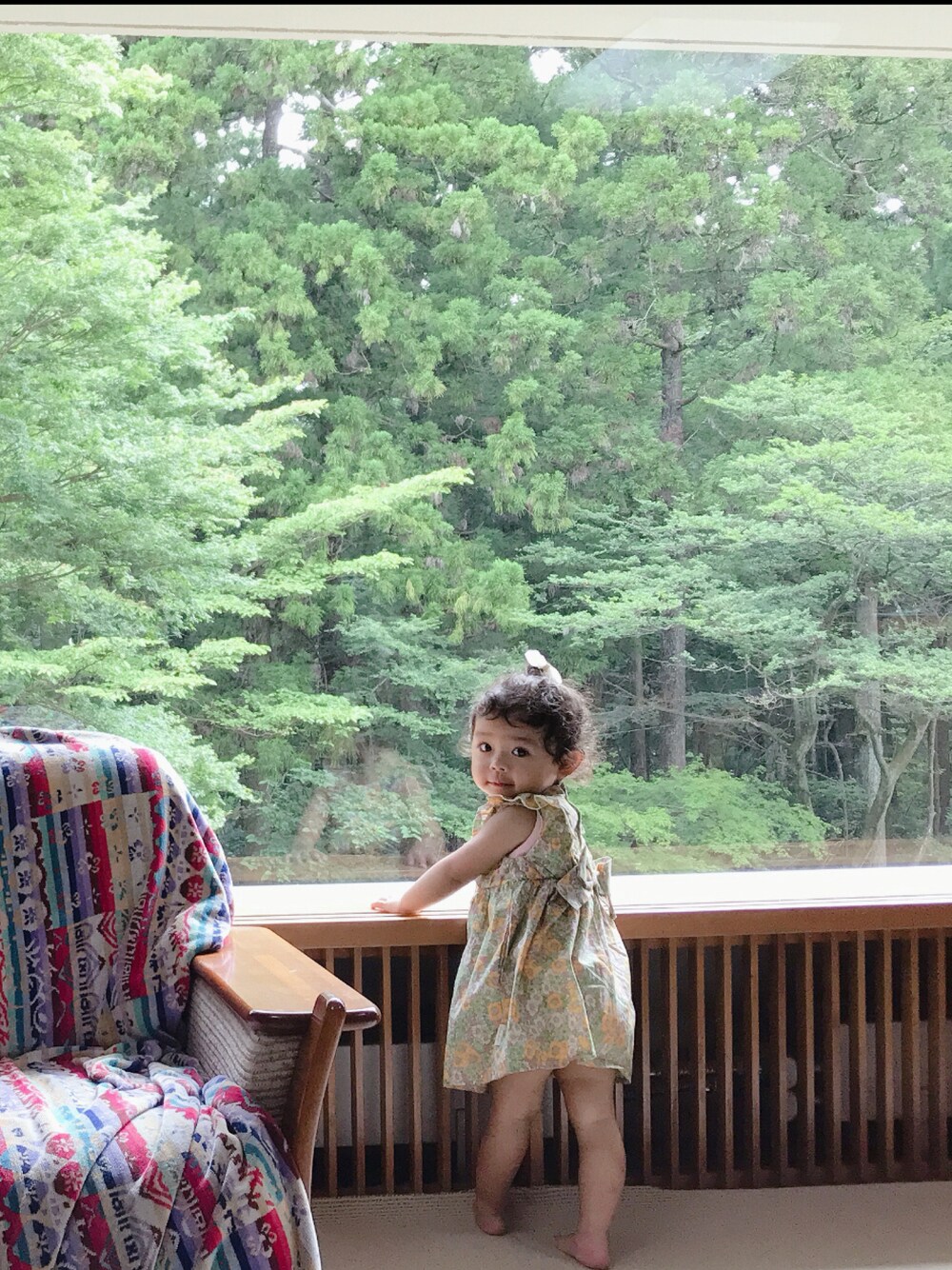 「休日スタイル、おんなのこ、ワンピース、夏、夏休み、1歳、一歳、女の子、ベビーコーデ、ベビー、SLAPSLIP、花柄ワンピース、リゾートスタイル」｜「SLAP SLIPのSLAPSLIP/【お揃い】花柄フリルバックリボンワンピース(80~130cm)（ワンピース、イエロー系）」を使った、ちゅーてぃさん（キッズ・80cm）の夏コーディネートの1枚目の写真