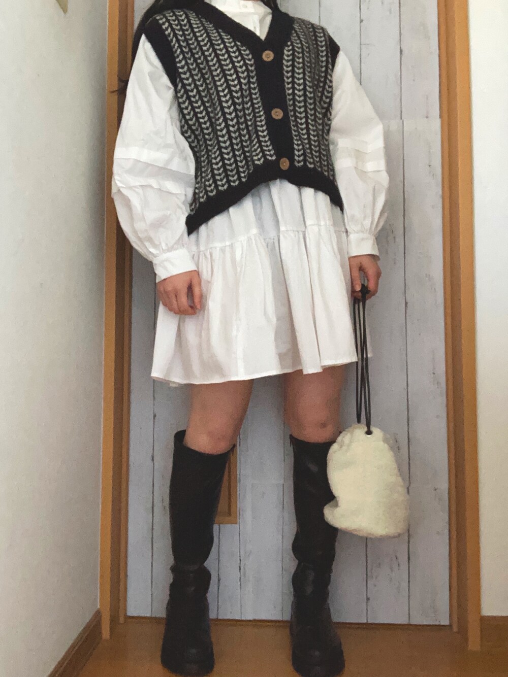 「ニットベスト、ティアードスカート、ロングブーツ、プチプラ、おしゃれさんと繋がりたい、いいね、save、フォローお願いします🤑」｜「REEED e select threeのアイテム（ベスト、ブラック系）」を使った、manatsu01さん（レディース・158cm）の冬コーディネートの1枚目の写真