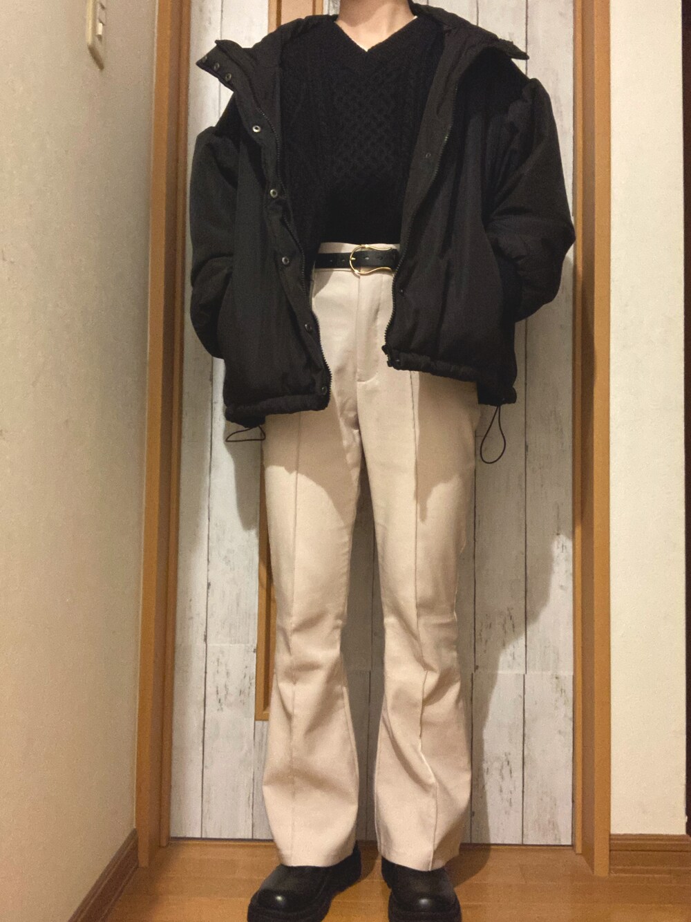 「フレアパンツ、ダウンジャケット、プチプラコーデ、ショートブーツ、パンツスタイル、ビッグシルエット、着回しコーデ、おしゃれさんと繋がりたい」｜「sakishimatokyoの【ZOZO限定】サキシマamp「バックダブルリボンノケーブルニット」（ニット/セーター、ブラック系）」を使った、manatsu01さん（レディース・158cm）の冬コーディネートの1枚目の写真