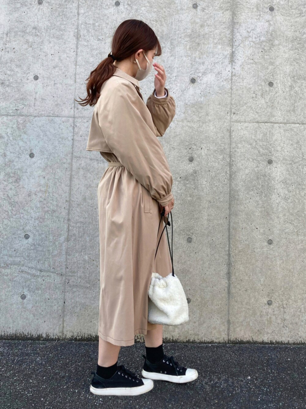 「トレンチコート、秋のコーデ、大学生、スニーカーコーデ、ootd、オトナ女子、chocomee」｜「niko and...の【小松菜奈さん着用アイテム】オリジナルディアマジックローカットスニーカーNew（スニーカー、ブラック系）」を使った、manatsu01さん（レディース・158cm）の秋コーディネートの1枚目の写真