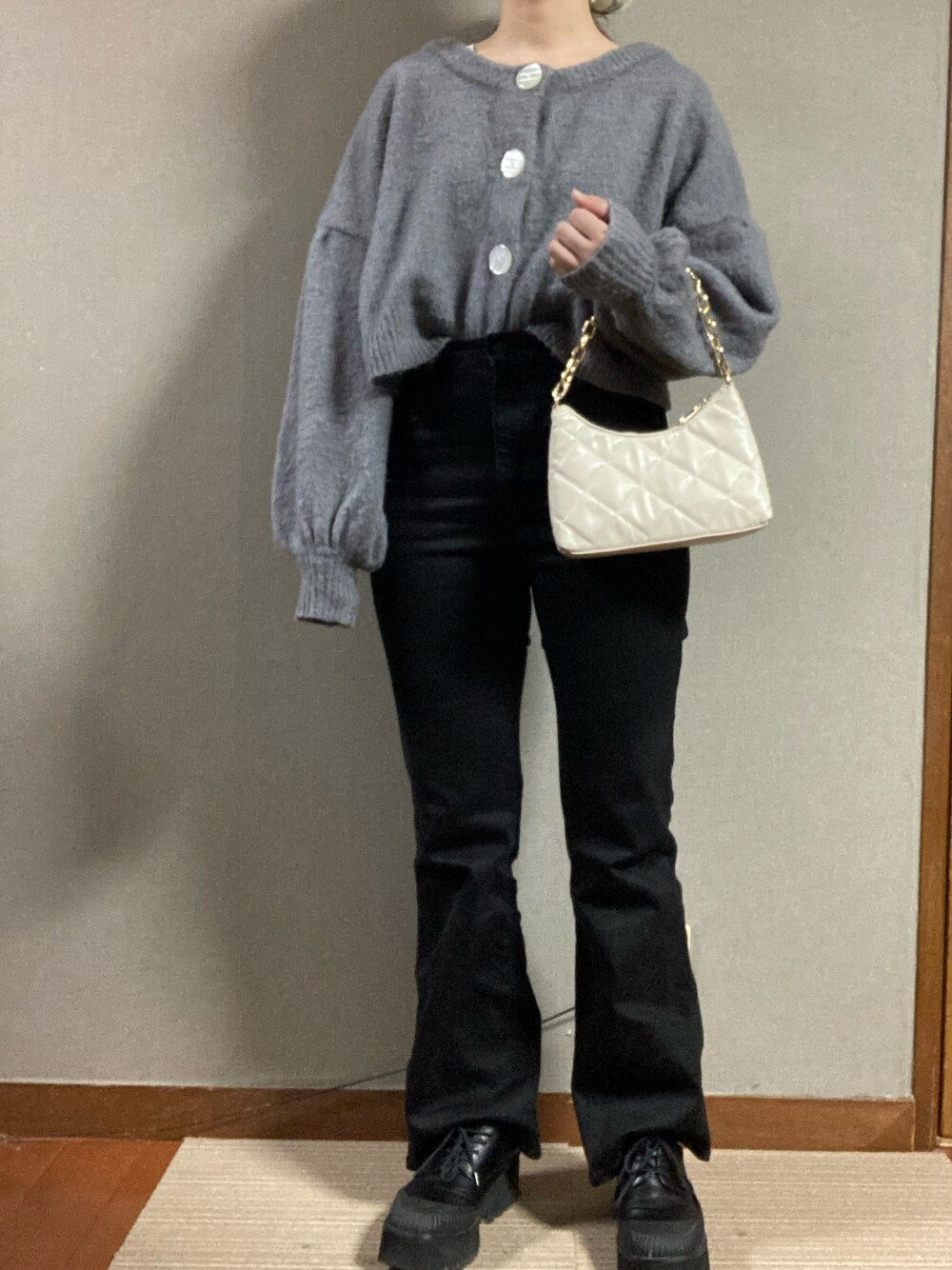 「クリスマスに着たい服、カジュアルコーデ、シンプルコーデ、ミニバッグ、大人ガーリー、ニットコーデ、淡色コーデ、冬コーデ、オトナ女子、フーズフーチコ(who's who Chico)、GU、ジーナシス(JEANASIS)」｜「Chicoのラメニットクルーカーディガン（カーディガン/ボレロ、グリーン系）」を使った、manatsu01さん（レディース・158cm）の冬コーディネートの1枚目の写真