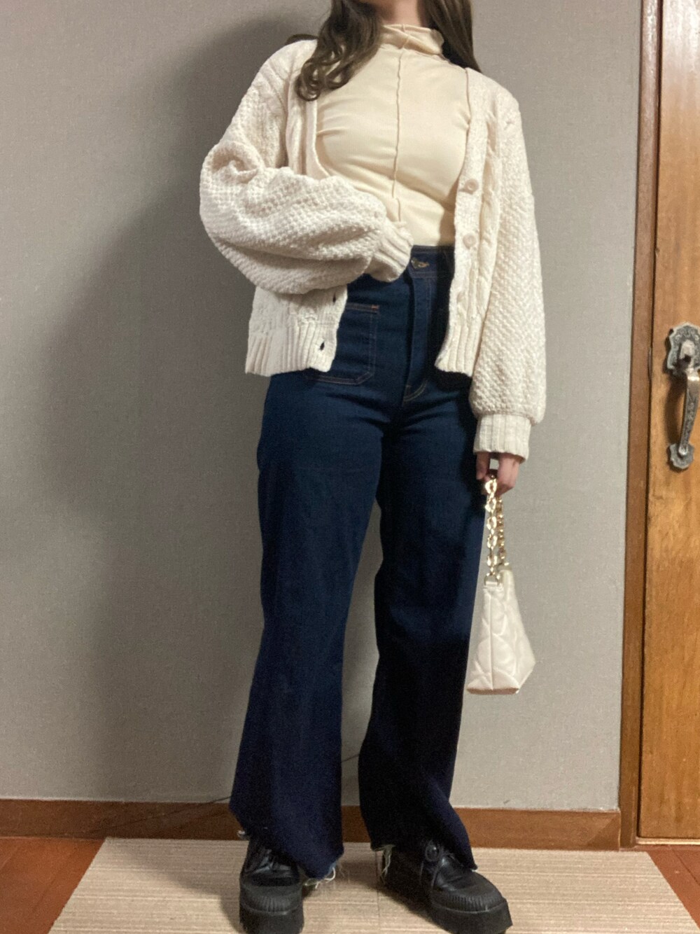 「クリスマスに着たい服、デニム、カーディガン、フーズフーチコ(who's who Chico)、ZARA、レイカズン(Ray Cassin)、ジーナシス(JEANASIS)、秋冬コーデ、カジュアル、オトナ女子、パンツスタイル、厚底シューズ」｜「Kastaneの【WEB限定カラーあり】テレコメロウハイネックロンT（Tシャツ/カットソー、ホワイト系）」を使った、manatsu01さん（レディース・158cm）の冬コーディネートの1枚目の写真