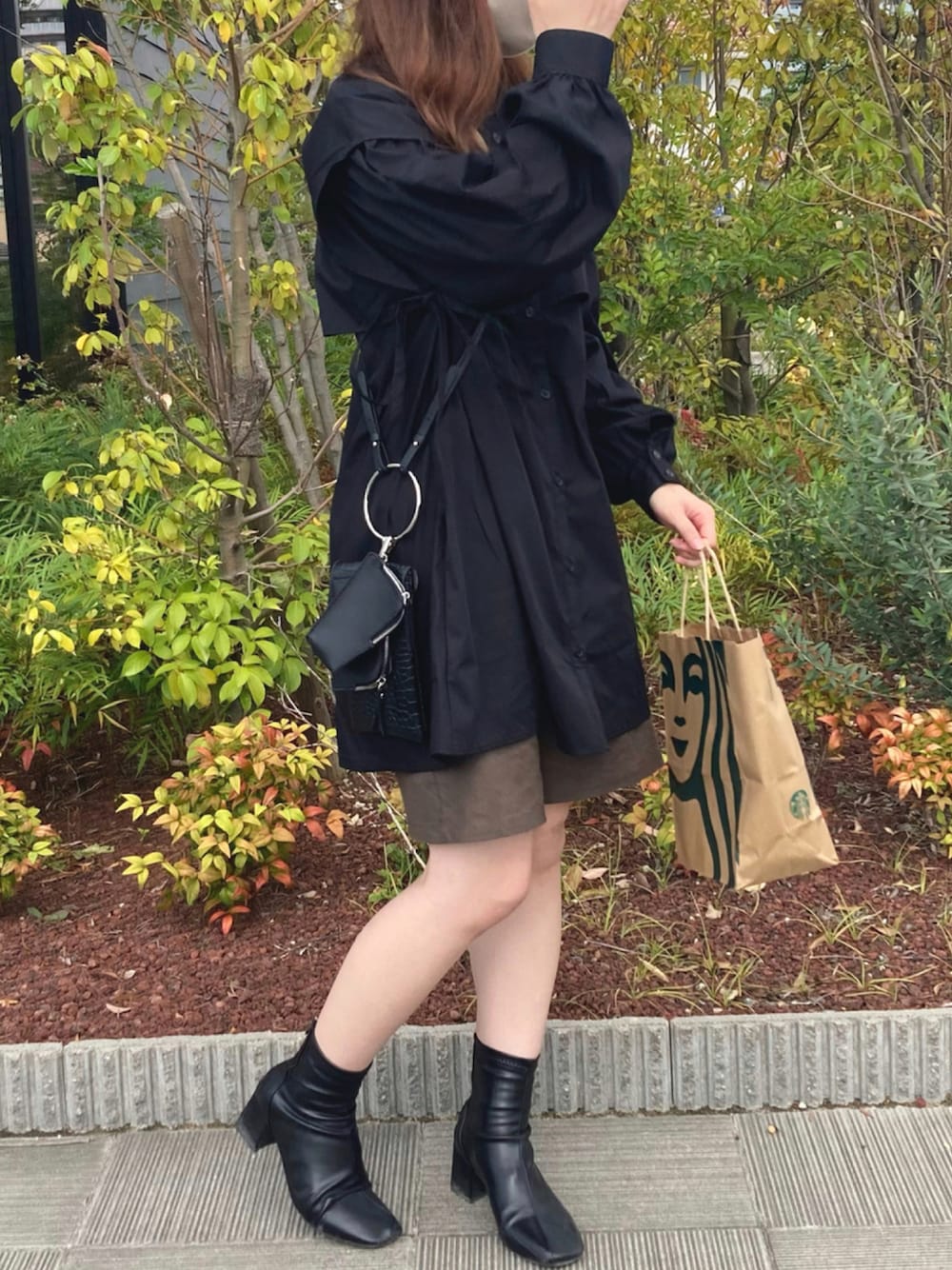 「ショートブーツ、ハーフパンツ、秋服、おしゃれさんと繋がりたい、オトナ女子、だから秋服が好き」｜「JUNOAHのスクエアトゥフェイクレザーショートブーツ（ブーツ、ブラック系）」を使った、manatsu01さん（レディース・158cm）の秋コーディネートの1枚目の写真