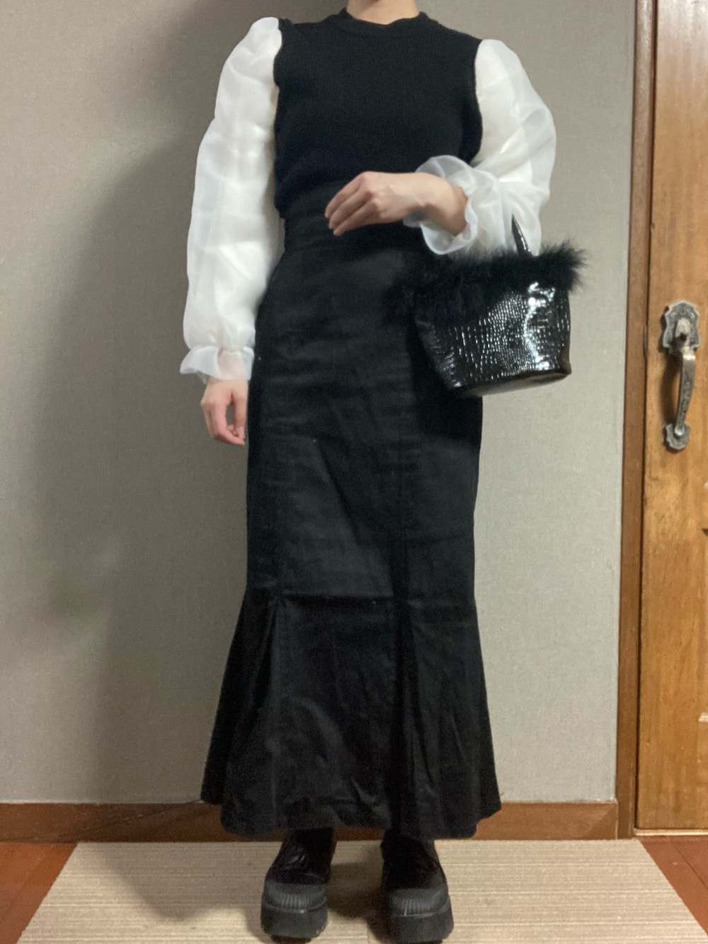 「冬コーデ、シンプル、ブラックコーデ、ootd、キレイめ、大人ガーリー、ヘザー(Heather)、フーズフーチコ(who's who Chico)、グレイル」｜「GRLのアイテム（ハンドバッグ、ブラック系）」を使った、manatsu01さん（レディース・158cm）の冬コーディネートの1枚目の写真