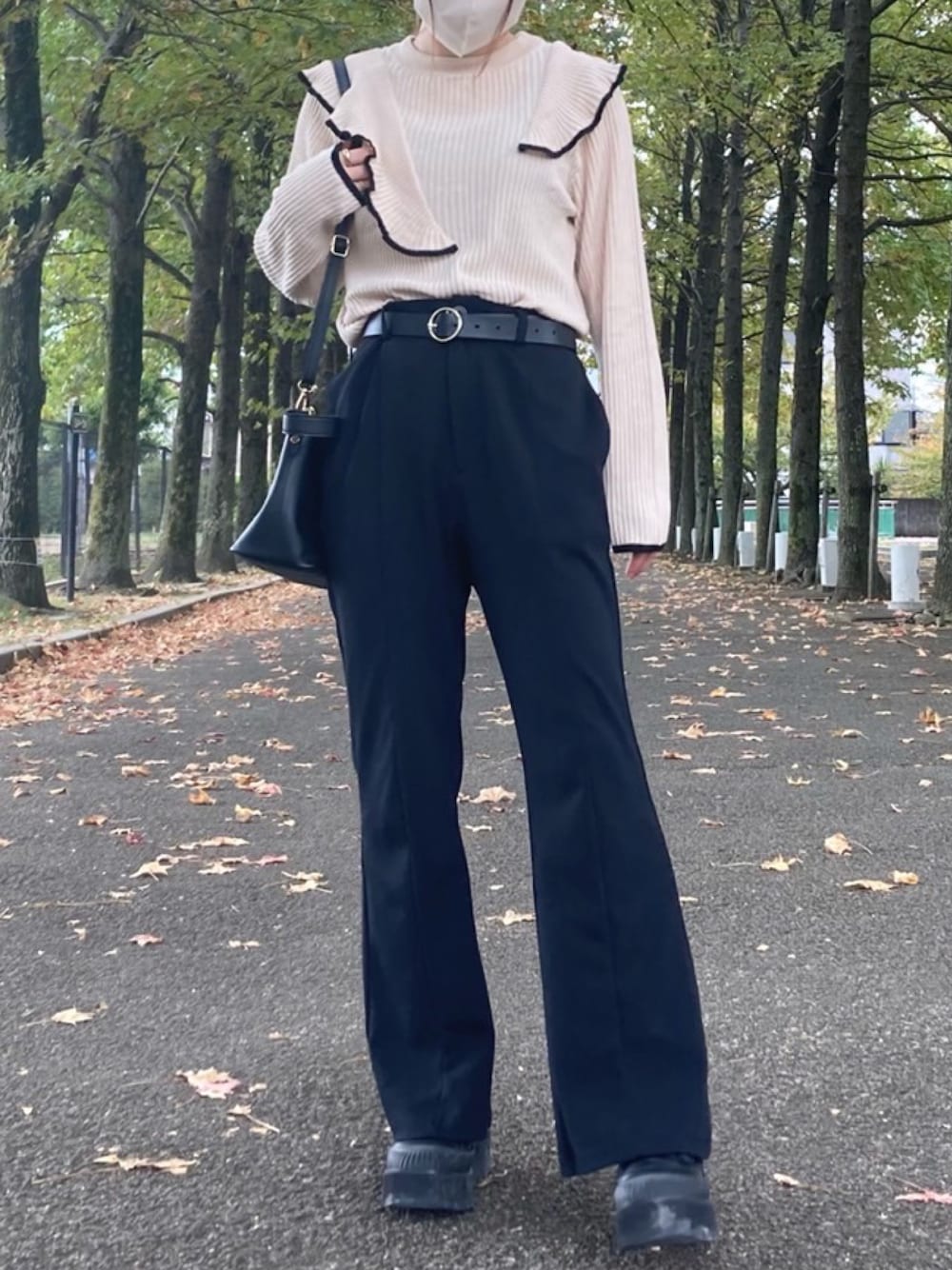 「秋のコーデ、モノトーン、大人コーデ、ootd、いいね、save、フォローお願いします🤑、だから秋服が好き」｜「Shineのアイテム（ショルダーバッグ、ブラック系）」を使った、manatsu01さん（レディース・158cm）の秋コーディネートの1枚目の写真