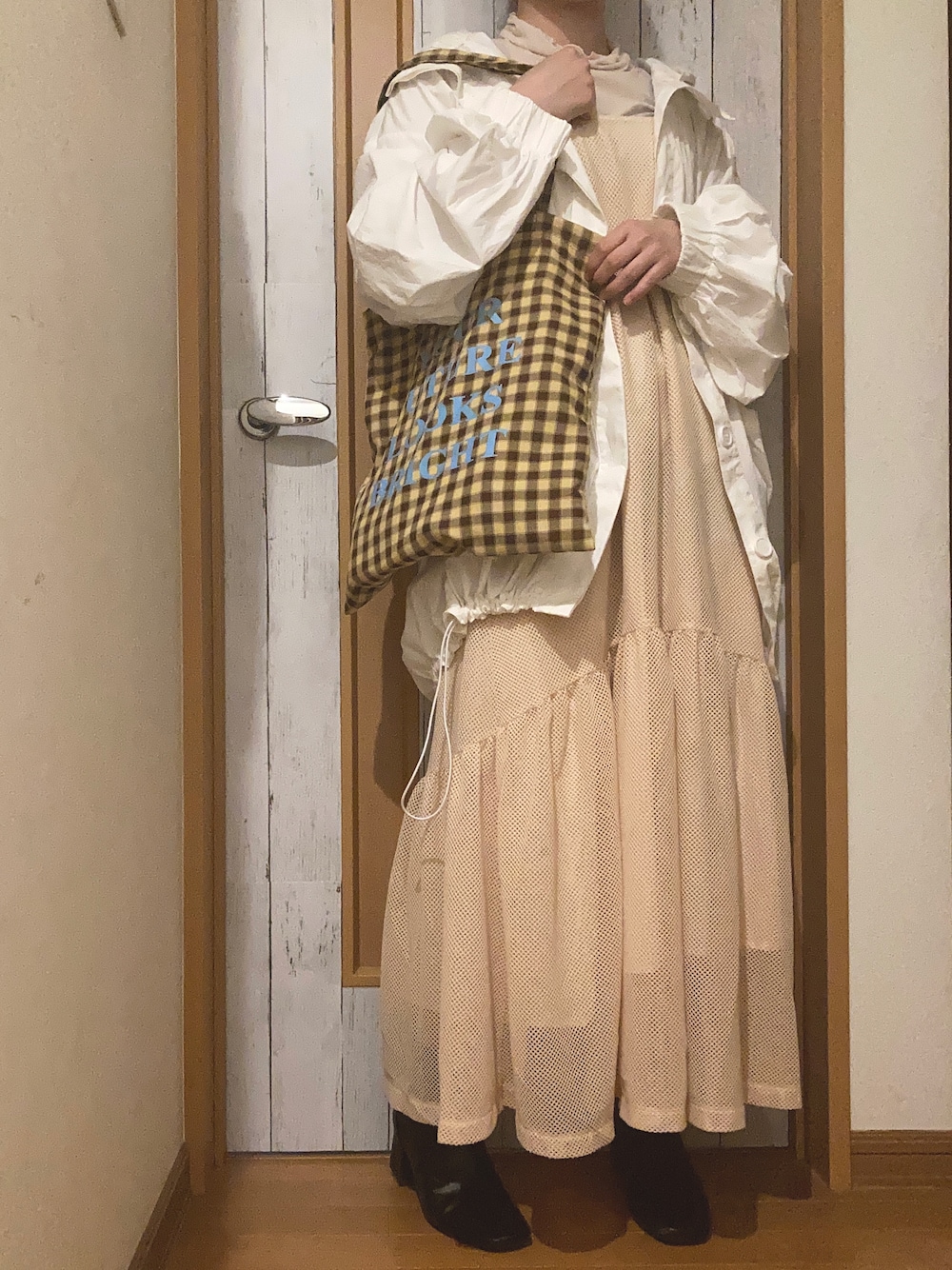 「ワンピース、トートバッグ、ショートブーツ、今日のコーデ、大人女子、おしゃれさんと繋がりたい」｜「GRLのタートルネックメロウシアートップス（Tシャツ/カットソー、ホワイト系）」を使った、manatsu01さん（レディース・158cm）の春コーディネートの1枚目の写真