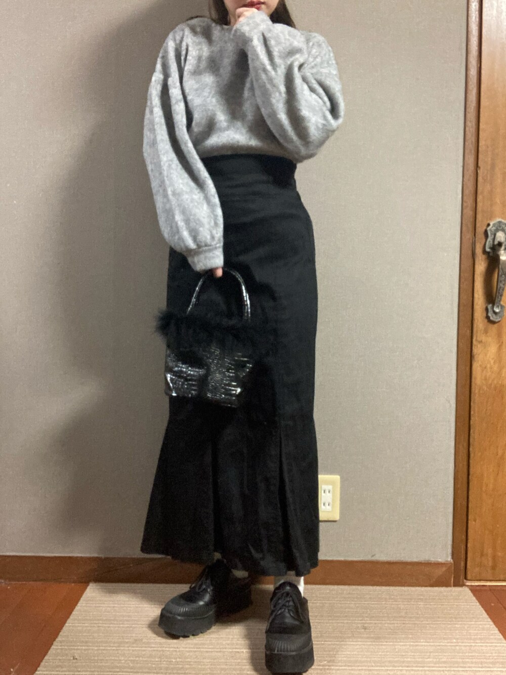 「クリスマスに着たい服、デート、ローリーズファーム(LOWRYS FARM)、フーズフーチコ(who's who Chico)、グレイル、ジーナシス(JEANASIS)、オトナガーリー、オトナ女子、マーメイドスカート」｜「GRLのアイテム（ハンドバッグ、ブラック系）」を使った、manatsu01さん（レディース・158cm）の冬コーディネートの1枚目の写真