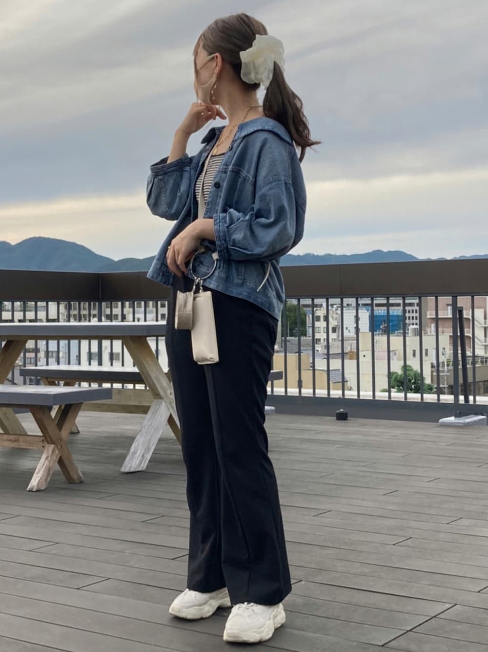 「ジージャン、休日スタイル、厚底シューズ、シュシュ、フレアパンツ、秋服」｜「w closetのデニム後ろレースアップGジャン（デニムジャケット、ブルー系）」を使った、manatsu01さん（レディース・158cm）の秋コーディネートの1枚目の写真