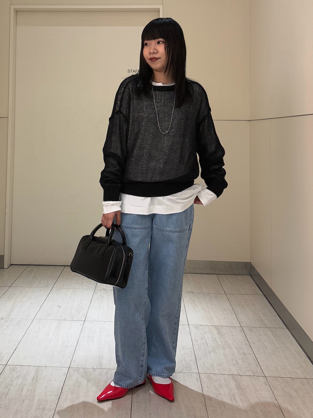 「ロンT、春服、デニムコーデ、大人女子、おでかけコーデ、春ニット、オトナカワイイ、モードカジュアル、大人かわいい、レイヤードスタイル、パンプス、メッシュ、メッシュニット、シンプルコーデ、高身長女子」｜「ADAM ET ROPE'の【サステナブル】ローゲージリリーニットプルオーバー（ニット/セーター、ブラック系）」を使った、moneさん（レディース・163cm）の春コーディネートの1枚目の写真