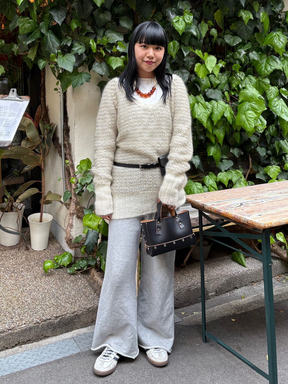 「大人カジュアル、古着MIX、春服、ラクチンコーデ、シンプル・ベーシック、レディースファッション、おしゃれさんと繋がりたい、高身長女子コーデ、メッシュニット、スウェットパンツ、スニーカー、シンプルコーデ、きれいめカジュアル、最近のいい感じコーデ」｜「Hender Schemeのassemble rectangle bag S（ハンドバッグ、ブラック系）」を使った、moneさん（レディース・163cm）の春コーディネートの1枚目の写真