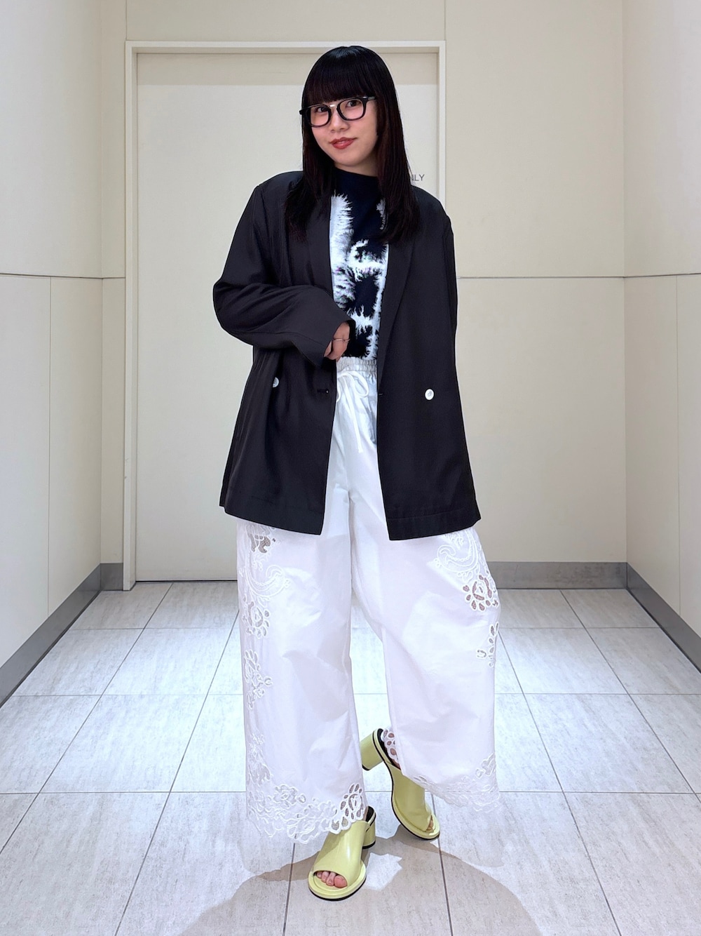 「春めき満開コーデ、春色、オトナカワイイ、オトナカジュアル、春、ootd、大人女子、高身長女子、サンダル、ジャケット、レース、レースパンツ、抜け感、きれいめカジュアル、黒縁メガネ」｜「ADAM ET ROPE'のエンブロイダリーレースイージーパンツ（その他パンツ、ホワイト系）」を使った、moneさん（レディース・163cm）の春コーディネートの1枚目の写真