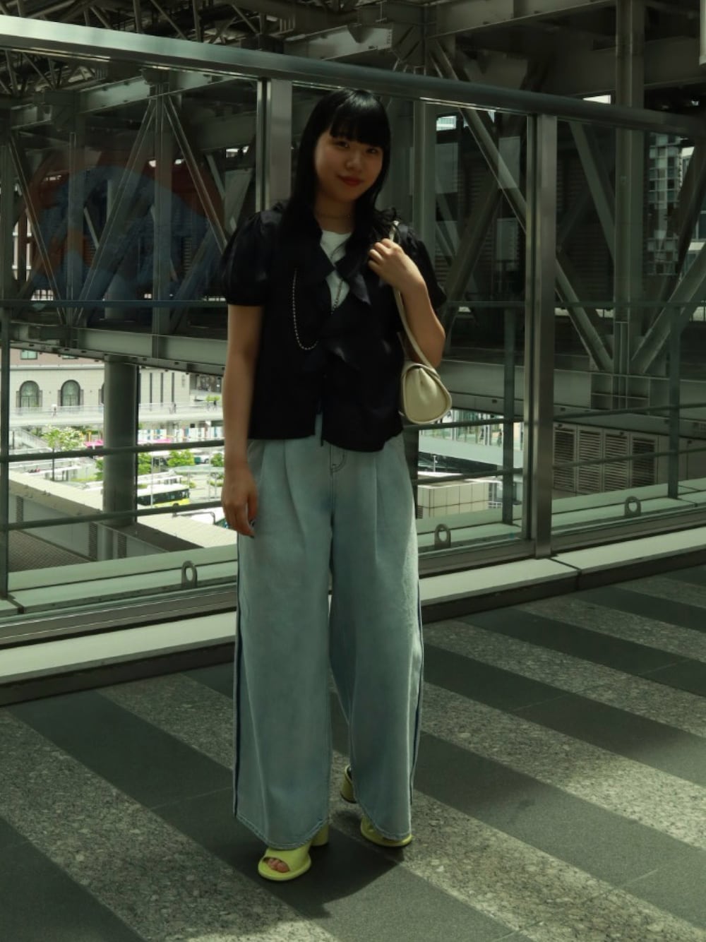 「ワイドパンツ、サンダル、夏コーデ、ラクチンコーデ、オトナカワイイ、カジュアルスタイル、パンツスタイル、デニムコーデ、大人カジュアルコーデ、ブラウス、高身長、高身長女子コーデ、フリル」｜「ADAM ET ROPE'の【EMOELLE】・【サステナブル】ドレスデニムパンツ（デニムパンツ、ブルー系）」を使った、moneさん（レディース・163cm）の春コーディネートの1枚目の写真