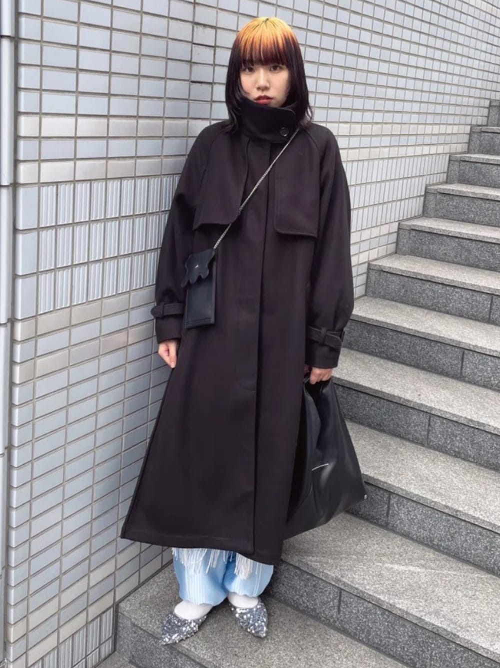 「大人ファッション、モード、綺麗めコーデ、大人女子、コート、パンプス、パンツスタイル、冬、冬コーデ、シンプルコーデ、アウター、高身長、高身長女子、レディースファッション」｜「FREAK'S STOREのウーリー 2WAY ハイネックコート/ロングコート（その他アウター、ブラック系）」を使った、moneさん（レディース・163cm）の冬コーディネートの1枚目の写真