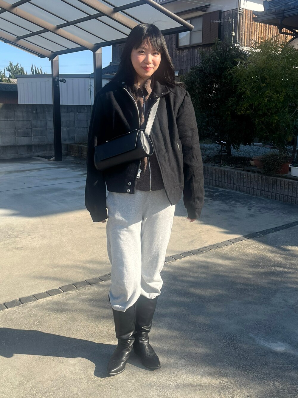 「冬服、ジップアップ、スウェットパンツ、ブーツ、ウエスタンブーツ、ootd、大人コーデ、シンプルコーデ、きれいめカジュアル、グレー、高身長女子、高身長コーデ、レディースファッション」｜「DouDouのロールバッグ（ショルダーバッグ、ブラック系）」を使った、moneさん（レディース・163cm）の冬コーディネートの1枚目の写真