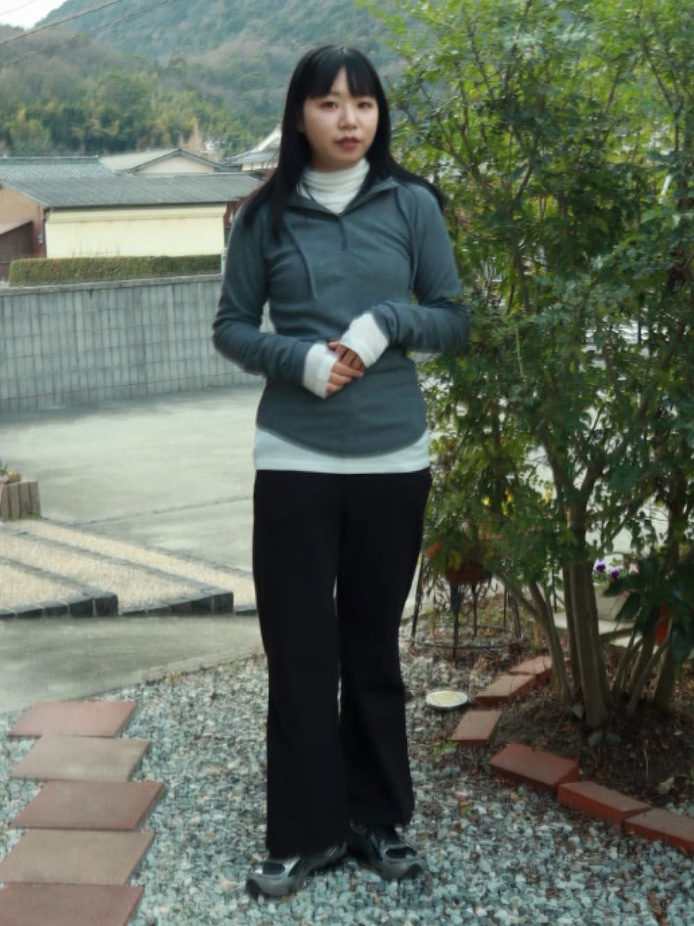 「大人女子、オトナカジュアル、レイヤード、グレー、シンプルコーデ、パンツスタイル、スラックス、スニーカーコーデ、高身長、高身長女子、高身長コーデ、冬服コーデ」｜「HANNEのフーディーリブロンTEE（Tシャツ/カットソー、グレー系）」を使った、moneさん（レディース・163cm）の冬コーディネートの1枚目の写真