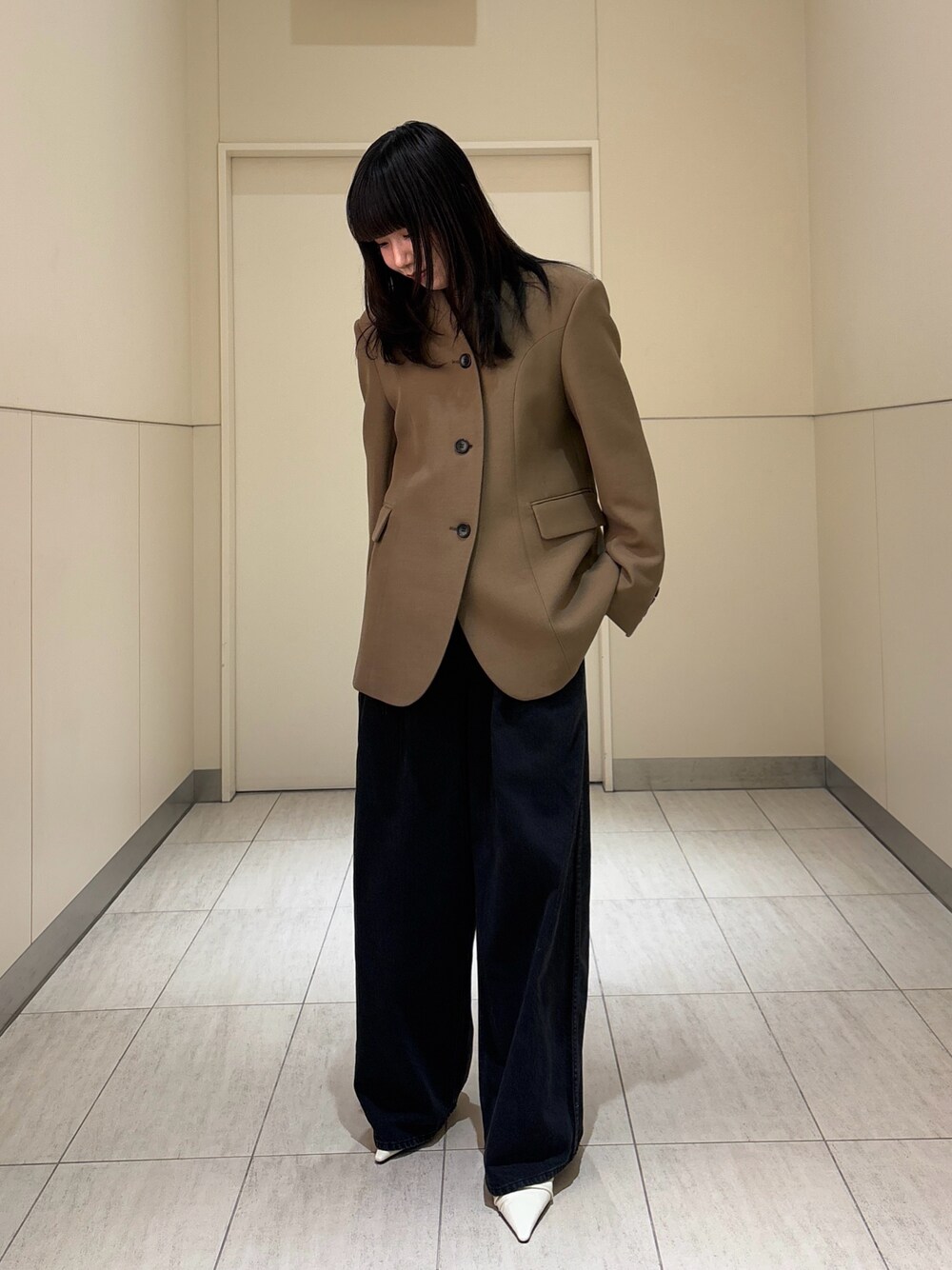 「春コーデ、春服、きれいめコーデ、オトナ女子、デニムコーデ、お呼ばれスタイル、ブラウン、デニムパンツ、ジャケット、ジャケットスタイル、ミュール、高身長、高身長女子」｜「ADAM ET ROPE'の【EMOELLE】・【サステナブル】ドレスデニムパンツ（デニムパンツ、ブラック系）」を使った、moneさん（レディース・163cm）の春コーディネートの1枚目の写真