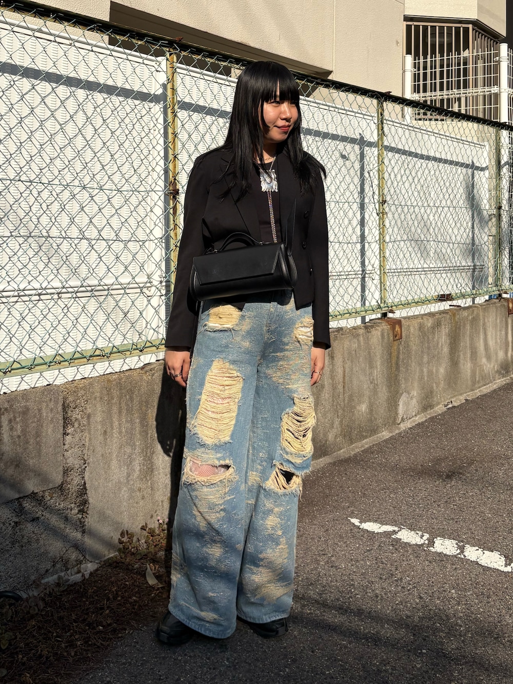 「最近のいい感じコーデ、大人カジュアル、シンプルスタイル、春、デニムコーデ、デニムパンツ、ジャケット、ジャケットスタイル、高身長、高身長女子、高身長コーデ、モノトーン、シンプルコーデ」｜「UNITED TOKYOのラナツイルショートジャケット（テーラードジャケット、ブラック系）」を使った、moneさん（レディース・163cm）の春コーディネートの1枚目の写真