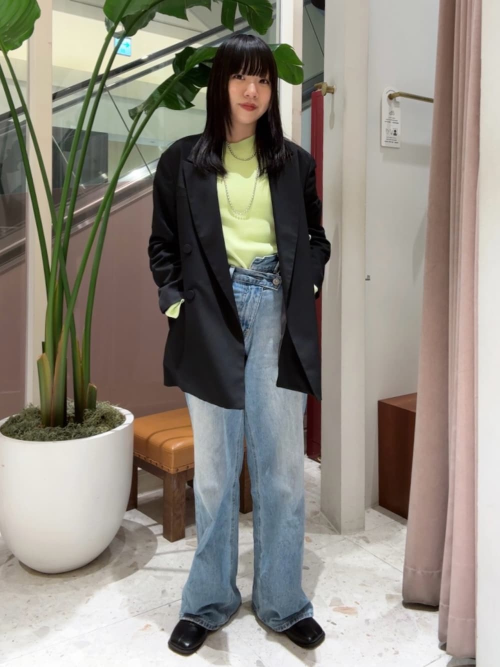 「今日のコーデ、春服、キレイめカジュアル、初春コーデ、パンツスタイル、高身長女子、ジャケット/アウター、ワイドデニム、カラーコーデ、デニムパンツ、ジャケット、シンプルコーデ」｜「ANGIEのボールチェーン ロングネックレス（ネックレス、シルバー系）」を使った、moneさん（レディース・163cm）の冬コーディネートの1枚目の写真