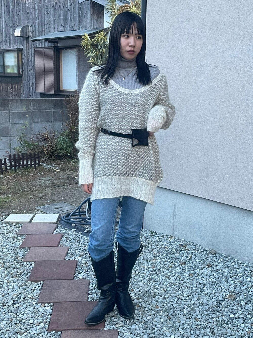 「真冬のあったかスタイル、シンプルスタイル、大人かわいい、ニットコーデ、冬、デニムパンツ、きれいめカジュアル、ブーツ、ウエストポーチ、古着MIX、古着コーデ、高身長、高身長女子、高身長コーデ」｜「MERLOTのフェイクレザーウエストミニポーチ（ボディバッグ/ウエストポーチ、ブラック系）」を使った、moneさん（レディース・163cm）の冬コーディネートの1枚目の写真