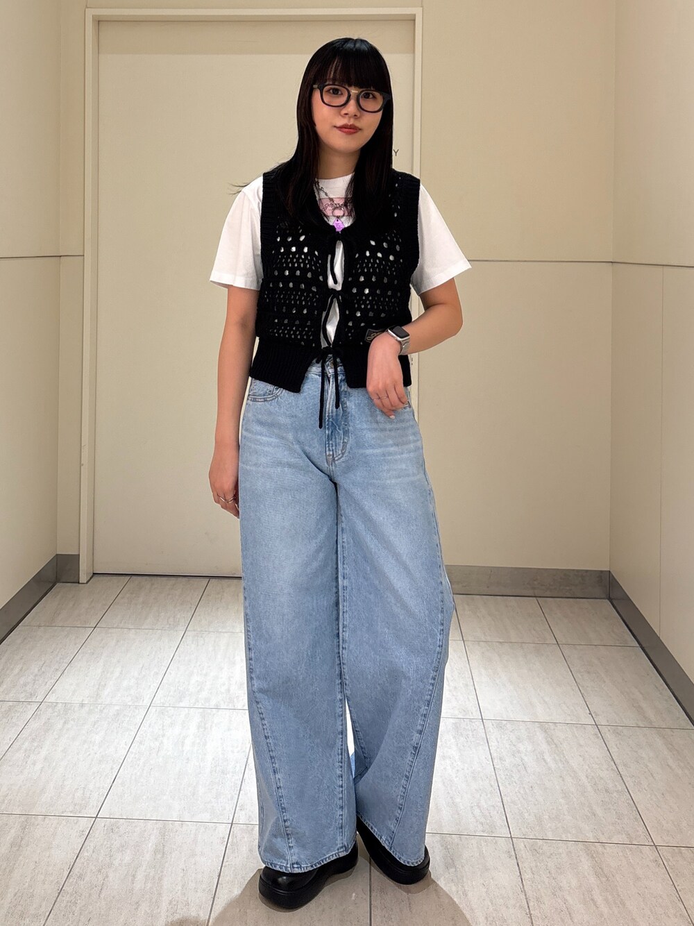 「春めき満開コーデ、大人カジュアルコーデ、デニムパンツ、大人かわいい、ベスト、ベスト×Tシャツ、Tシャツ、レイヤードスタイル、シンプルコーデ、高身長、高身長女子」｜「GANNIのアイテム（ベスト、ブラック系）」を使った、moneさん（レディース・163cm）の春コーディネートの1枚目の写真