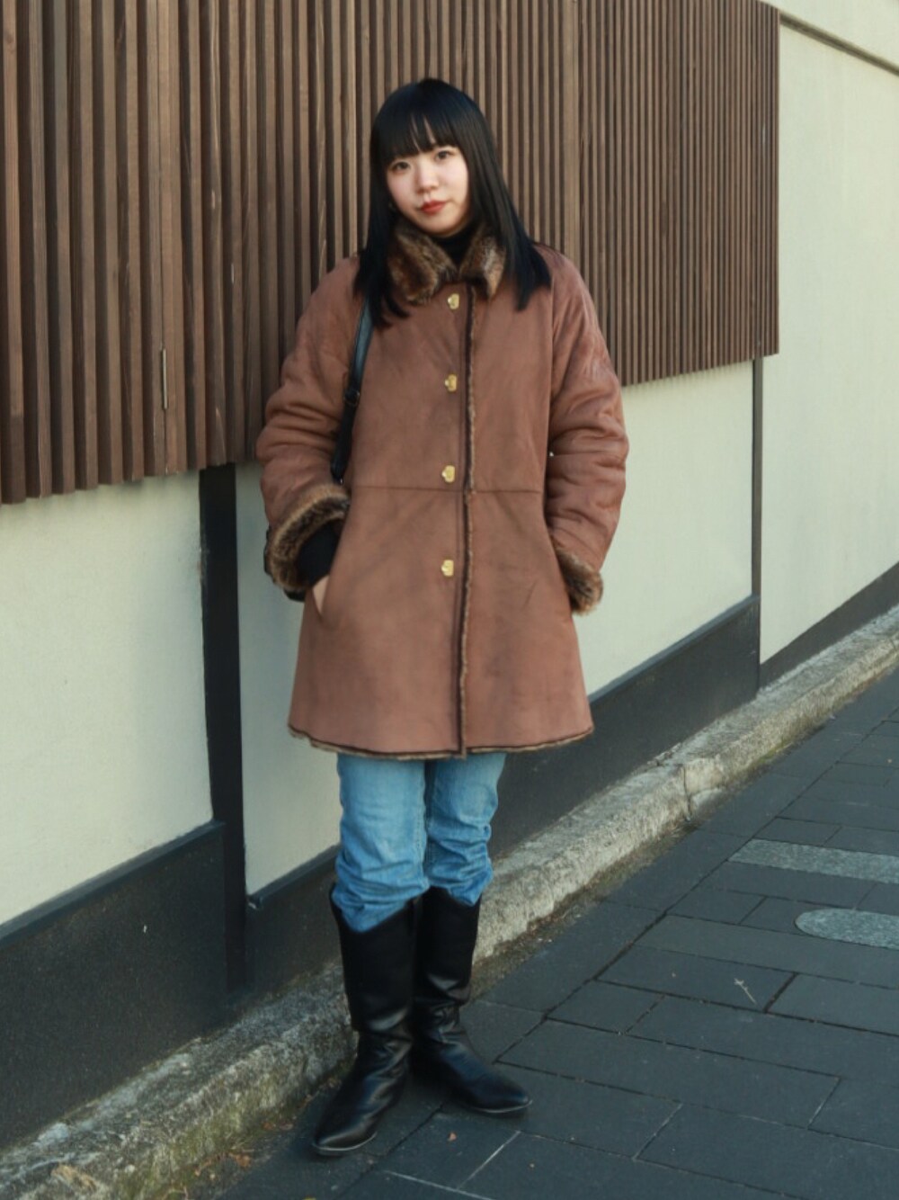 「プチプラ、大人コーデ、大人かわいい、冬服、ootd、レディースファッション、あったかコーデ、デニム、高身長女子、ファーコート、デニムパンツ、ウエスタンブーツ、ブーツ、シンプルコーデ、コートスタイル」｜「IMARIの【 antique andico / アンティーク アンディコ 】 アウトポケット ヴィンテージライク ショルダーバッグ（ショルダーバッグ、ブラック系）」を使った、moneさん（レディース・163cm）の冬コーディネートの1枚目の写真