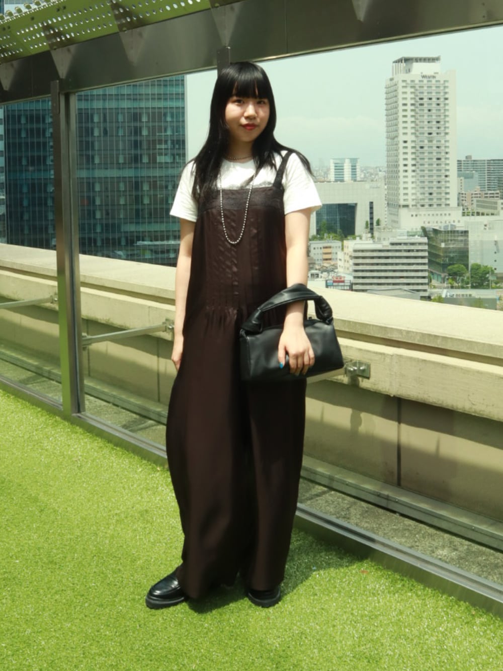 「白Tシャツ、おしゃれさんと繋がりたい、大人カジュアルコーデ、大人コーデ、ロンパース、ローファー、高身長女子、パンツコーデ、キレイめ」｜「ANGIEのボールチェーン ロングネックレス（ネックレス、シルバー系）」を使った、moneさん（レディース・163cm）の春コーディネートの1枚目の写真