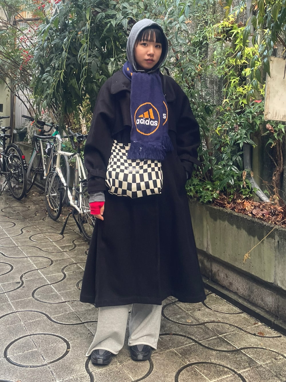 「冬コーデ、ロングコート、冬、パンツスタイル、高身長女子、ショルダーバッグ、スニーカーコーデ、マフラー、スウェットパンツ、レイヤードスタイル、シンプルコーデ、カジュアル、カジュアルコーデ、シンプルカジュアル、フードパーカー」｜「HANNEのフーディーリブロンTEE（Tシャツ/カットソー、グレー系）」を使った、moneさん（レディース・163cm）の冬コーディネートの1枚目の写真