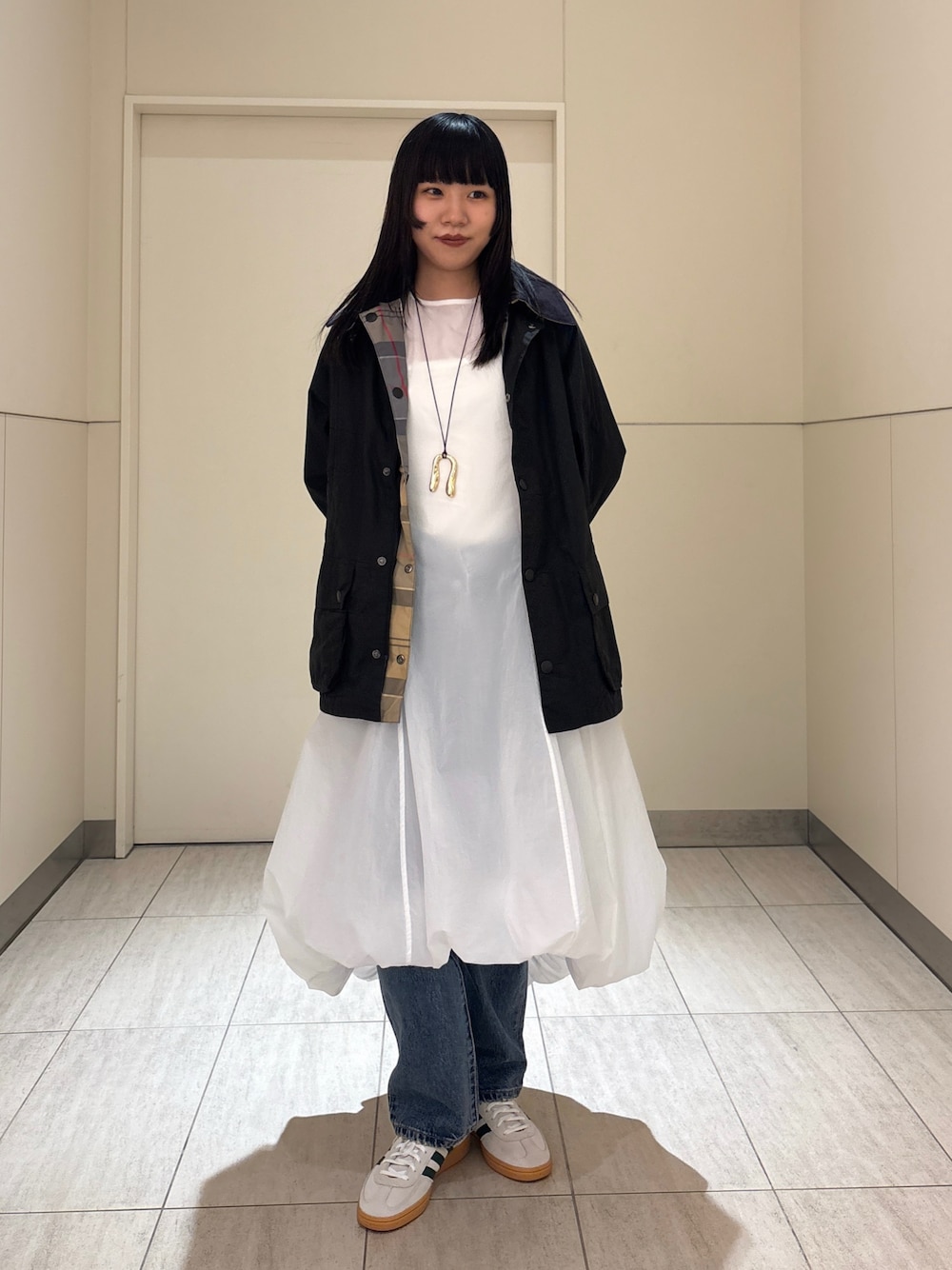 「ジャケット、春めき満開コーデ、春コーデ、パンツスタイル、オトナカワイイ、春服、おしゃれさんと繋がりたい、シンプルコーデ、ワンピース、スニーカー、バブアー、barbour、お出かけコーデ、レイヤードスタイル、カジュアル」｜「Barbourの【BARBOUR/バブアー別注】TRANSPORT リバーシブルブルゾン/UNISEX（ブルゾン、ブラック系）」を使った、moneさん（レディース・163cm）の春コーディネートの1枚目の写真