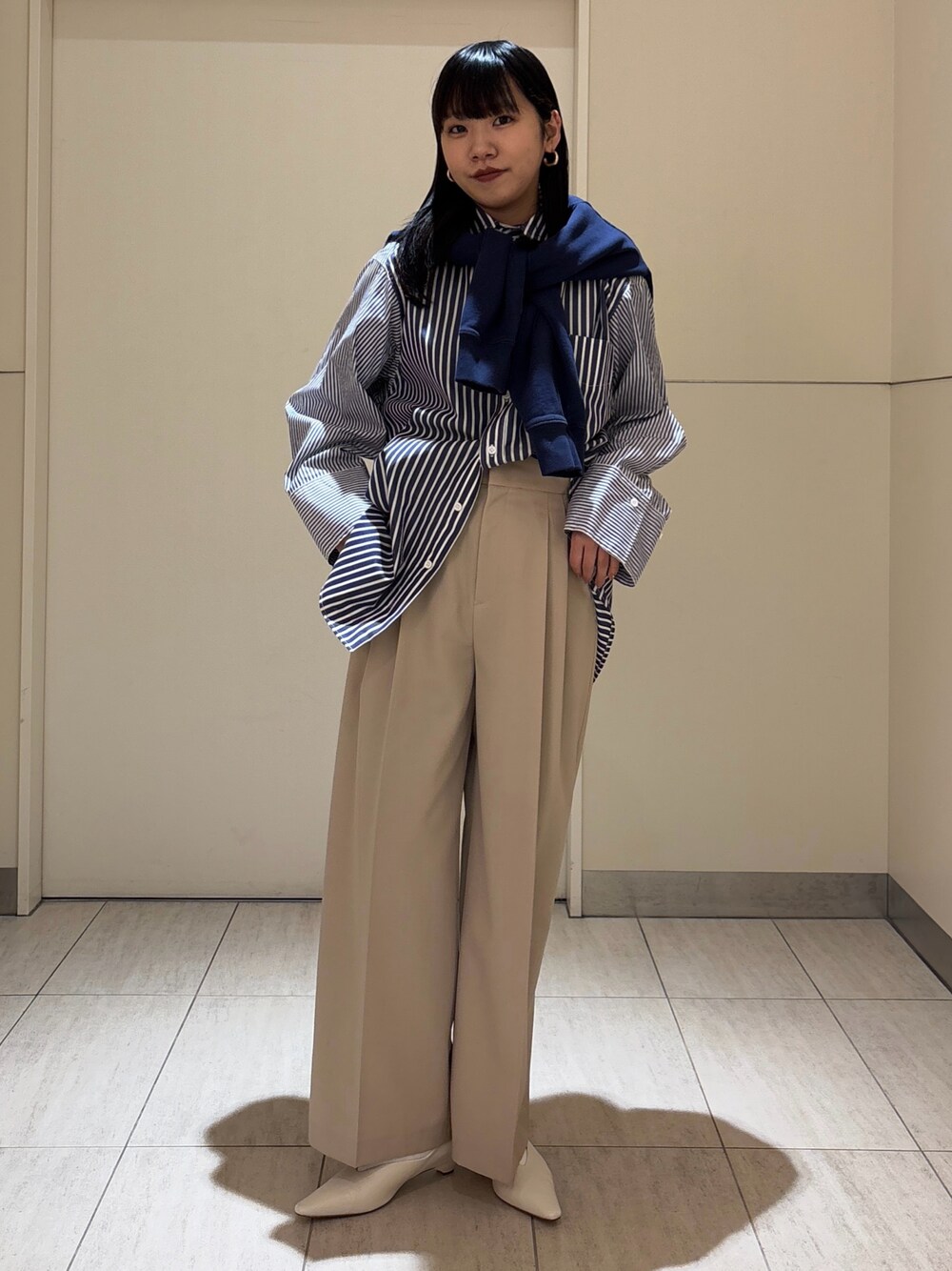 「シャツスタイル、パンツコーデ、キレイめカジュアル、初春コーデ、オトナ女子、カジュアル、カジュアルコーデ、キレイめ、タックパンツ、高身長女子、高身長コーデ、春コーデ」｜「ADAM ET ROPE'の【防シワ】・【洗える】2タックワイドスラックス（スラックス、ベージュ系）」を使った、moneさん（レディース・163cm）の冬コーディネートの1枚目の写真